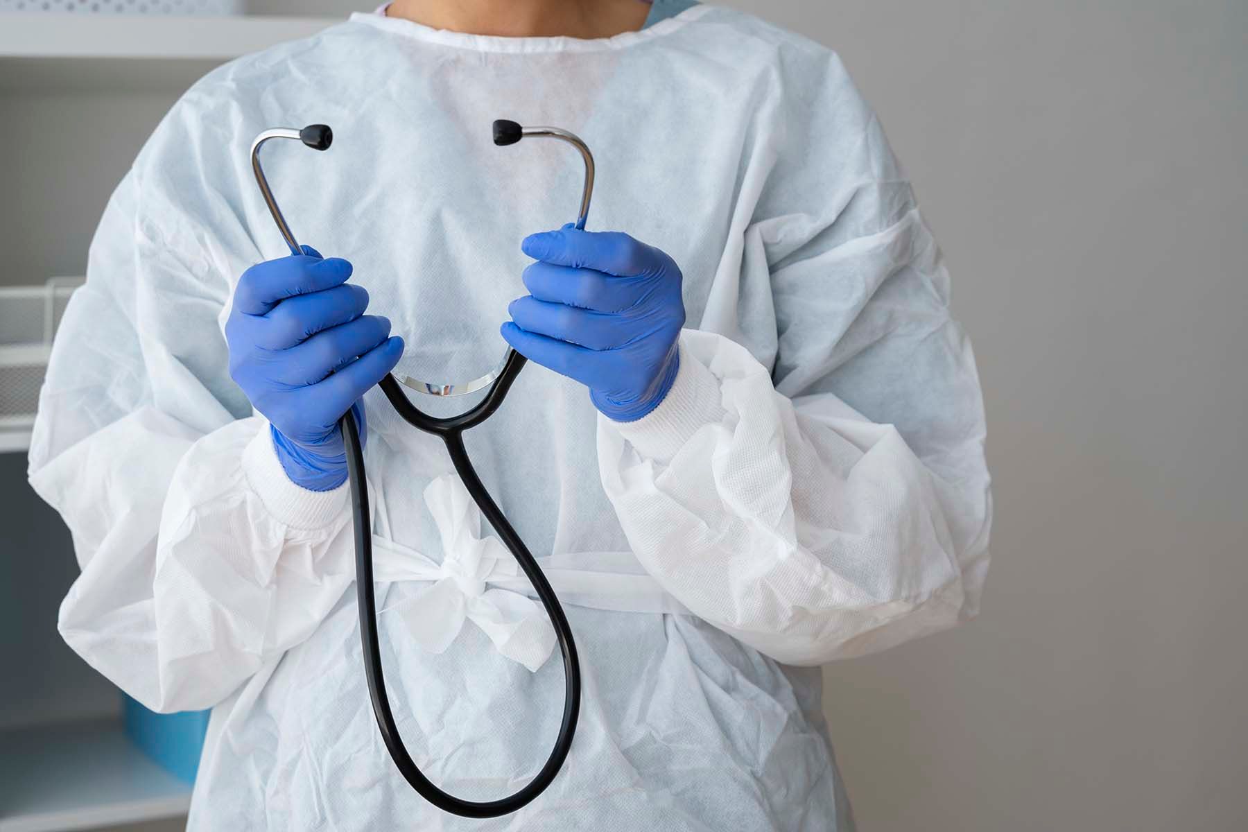 Врач держит стетоскоп