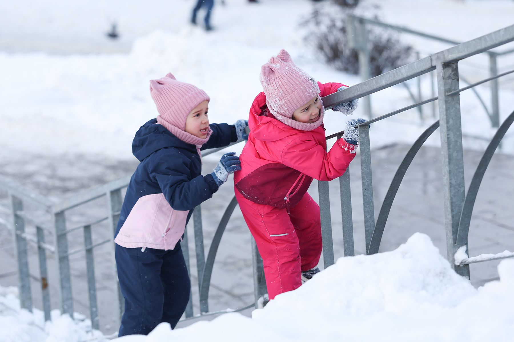Дети играют в снегу