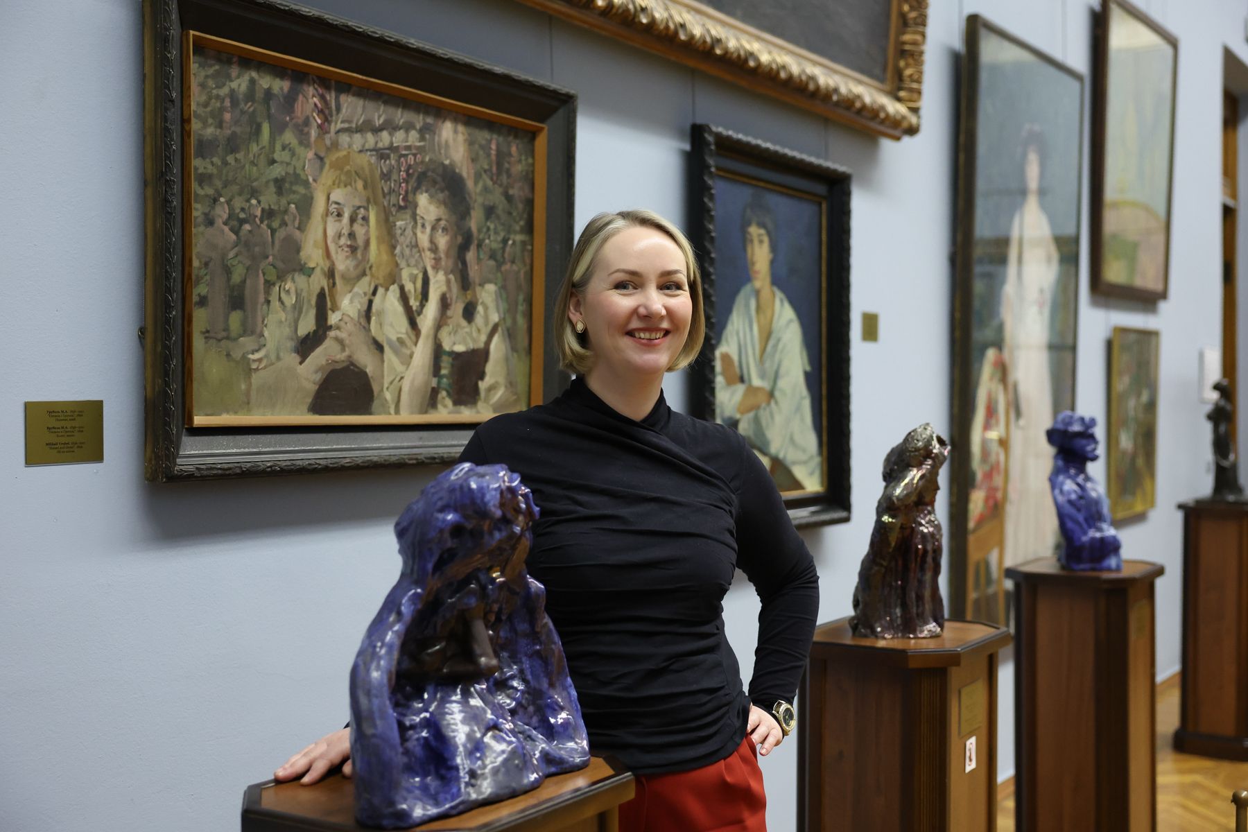 На переднем плане – майолики Михаила Врубеля