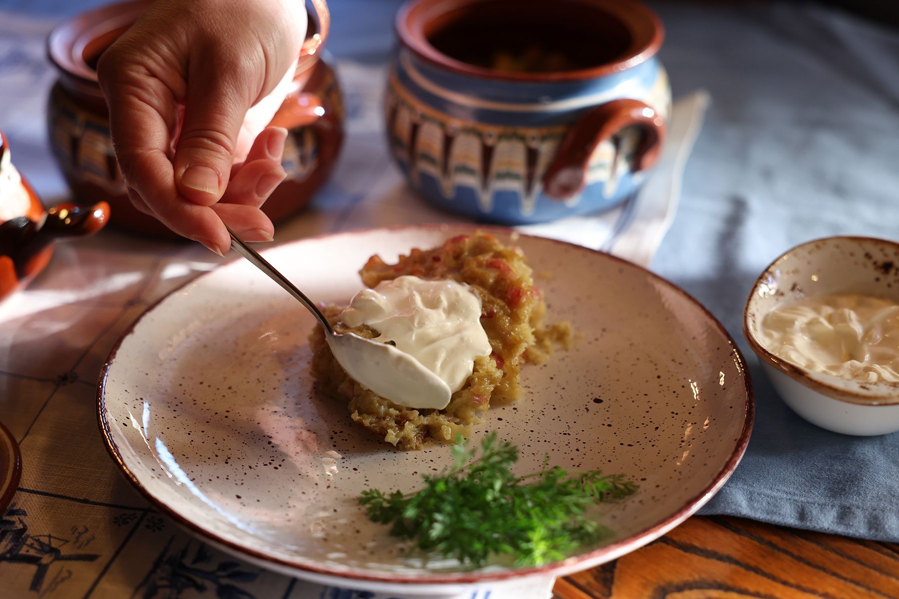 Картофельная бабка со сметаной