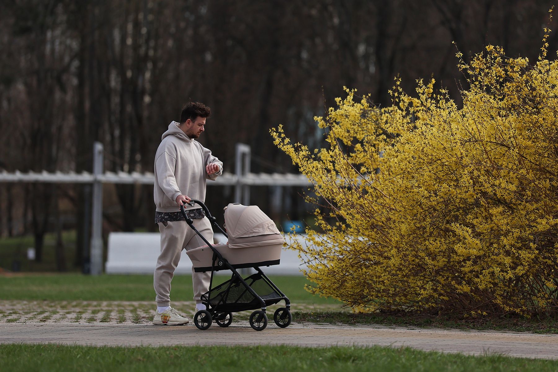 Мужчина с детской коляской