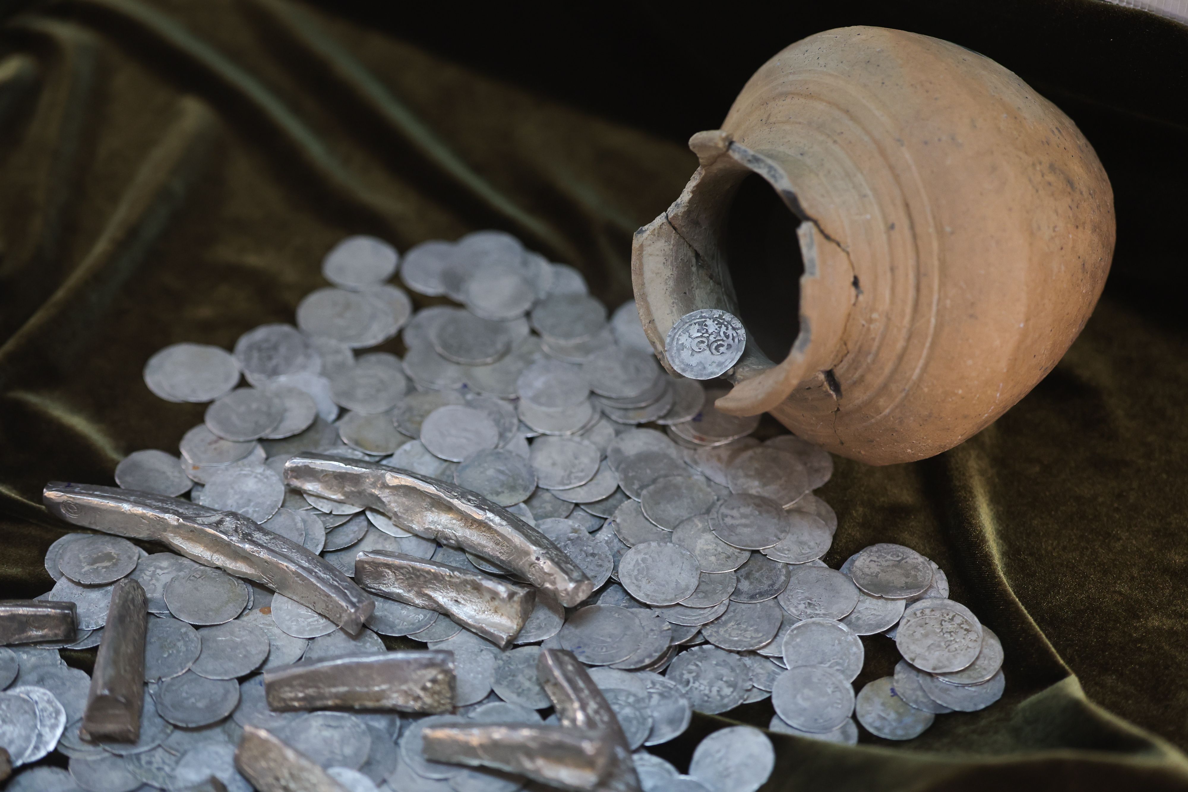 Клад с клейменными гривнами