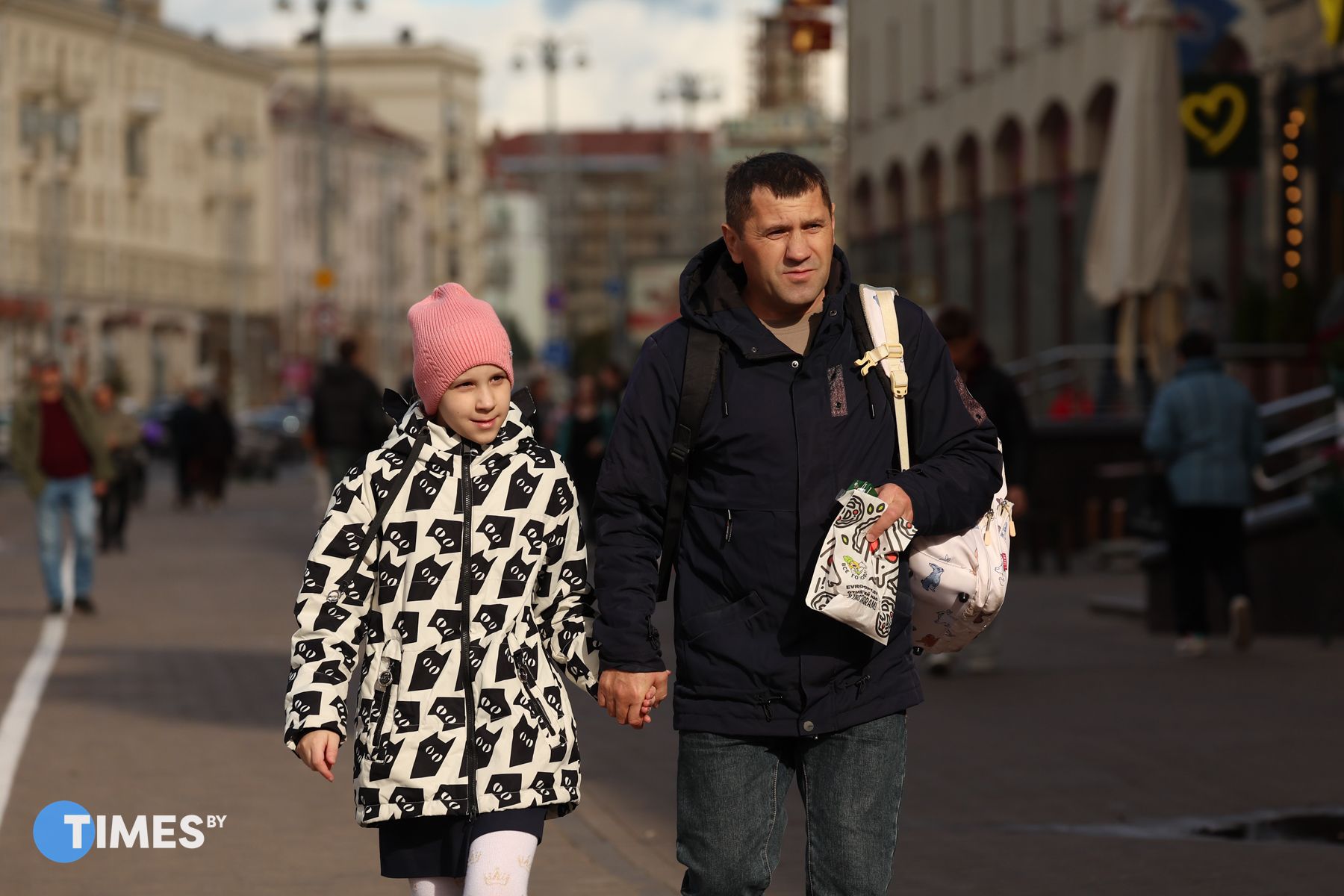 Мужчина с дочерью