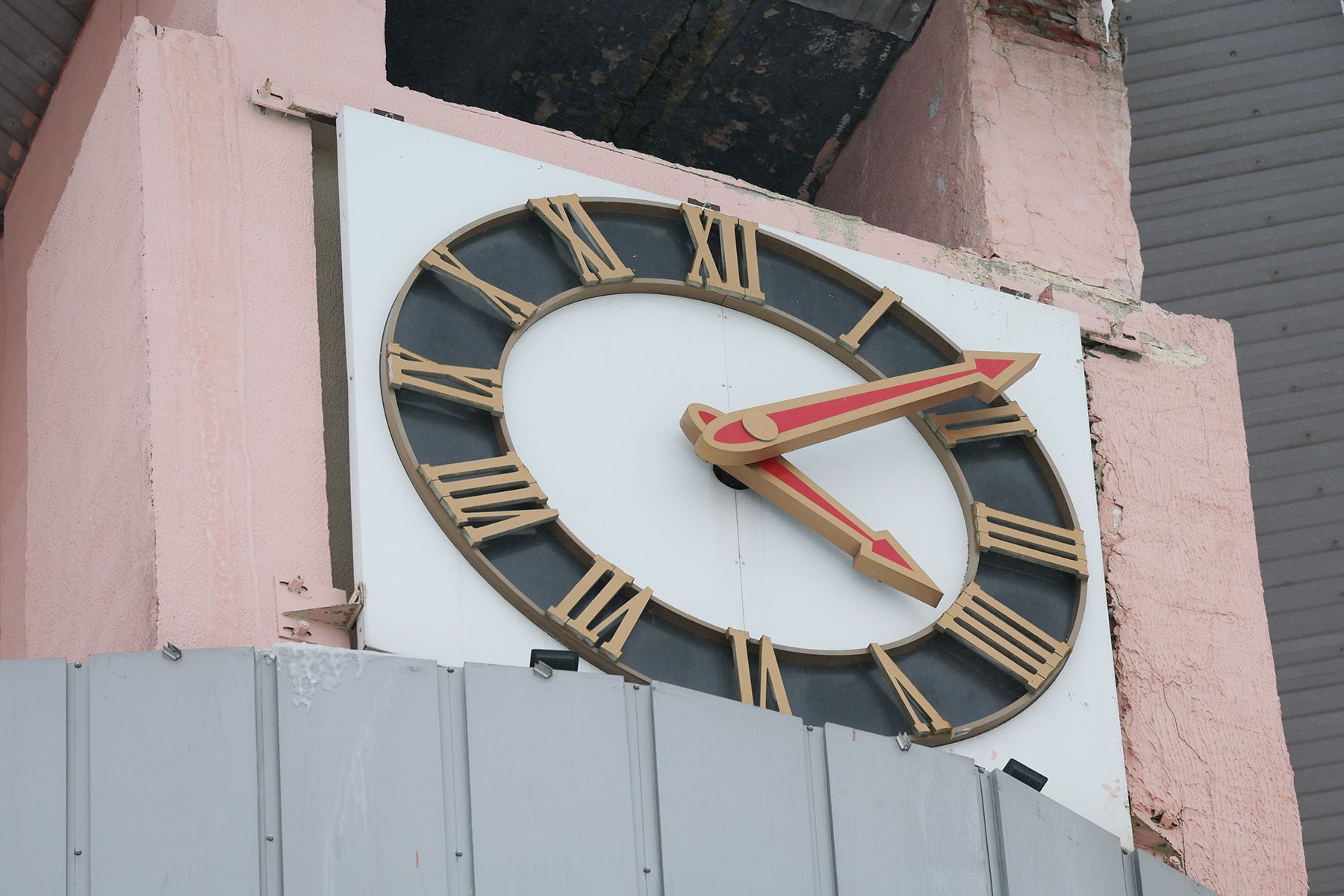 Часы на водонапорной башне в Городке