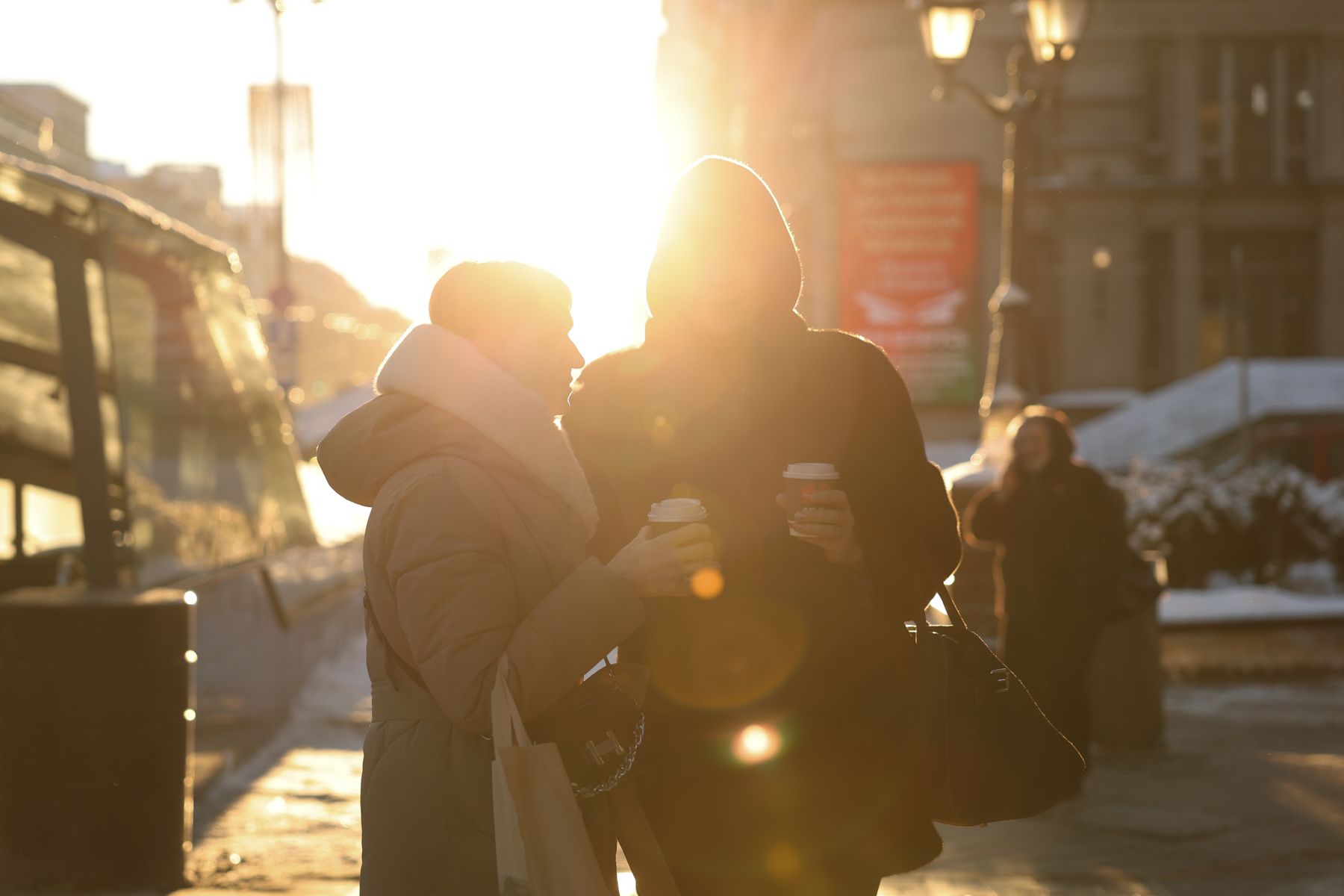Молодые люди со стаканчиками кофе