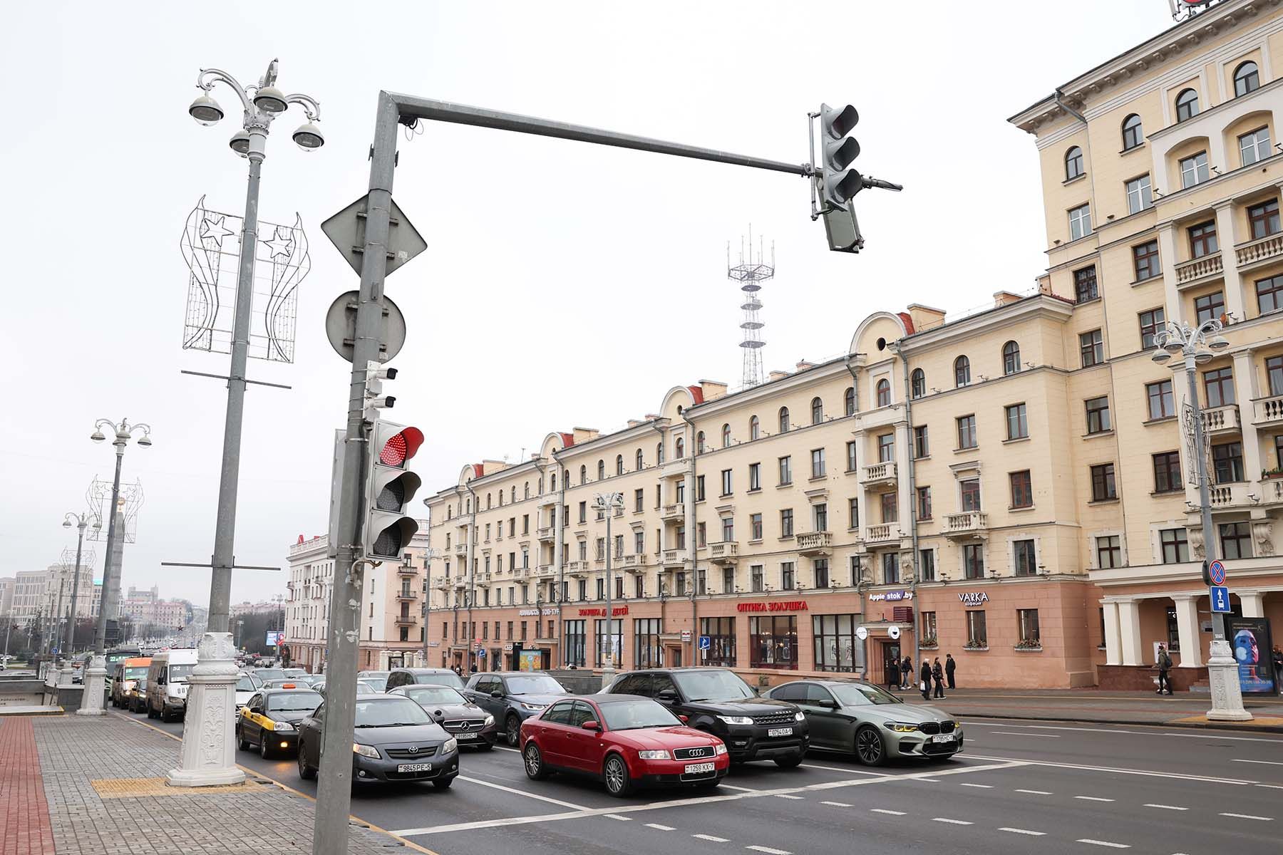 Машины на светофоре в городе. © Павел Орловский, Times.by