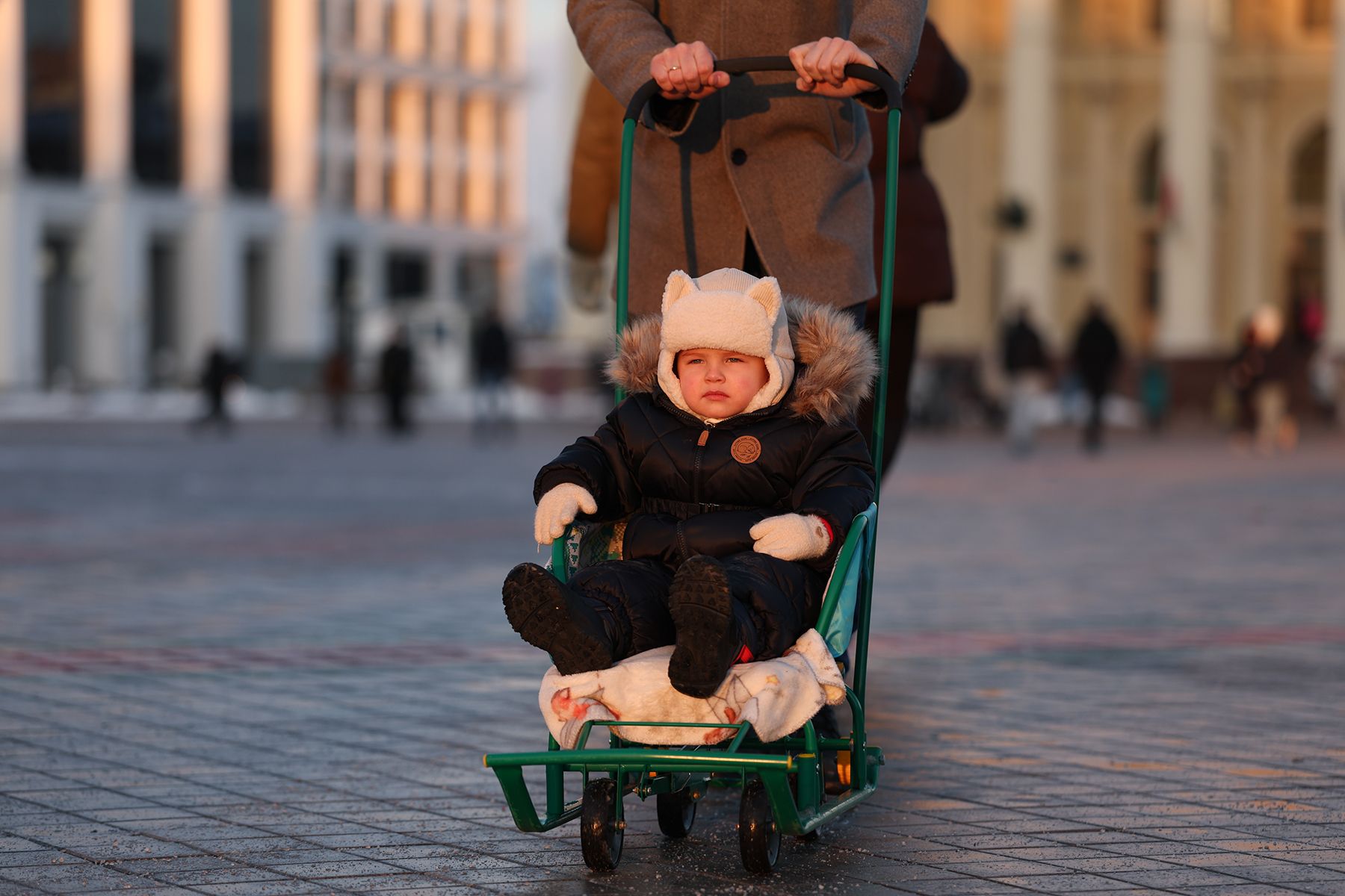 Ребенок на санках