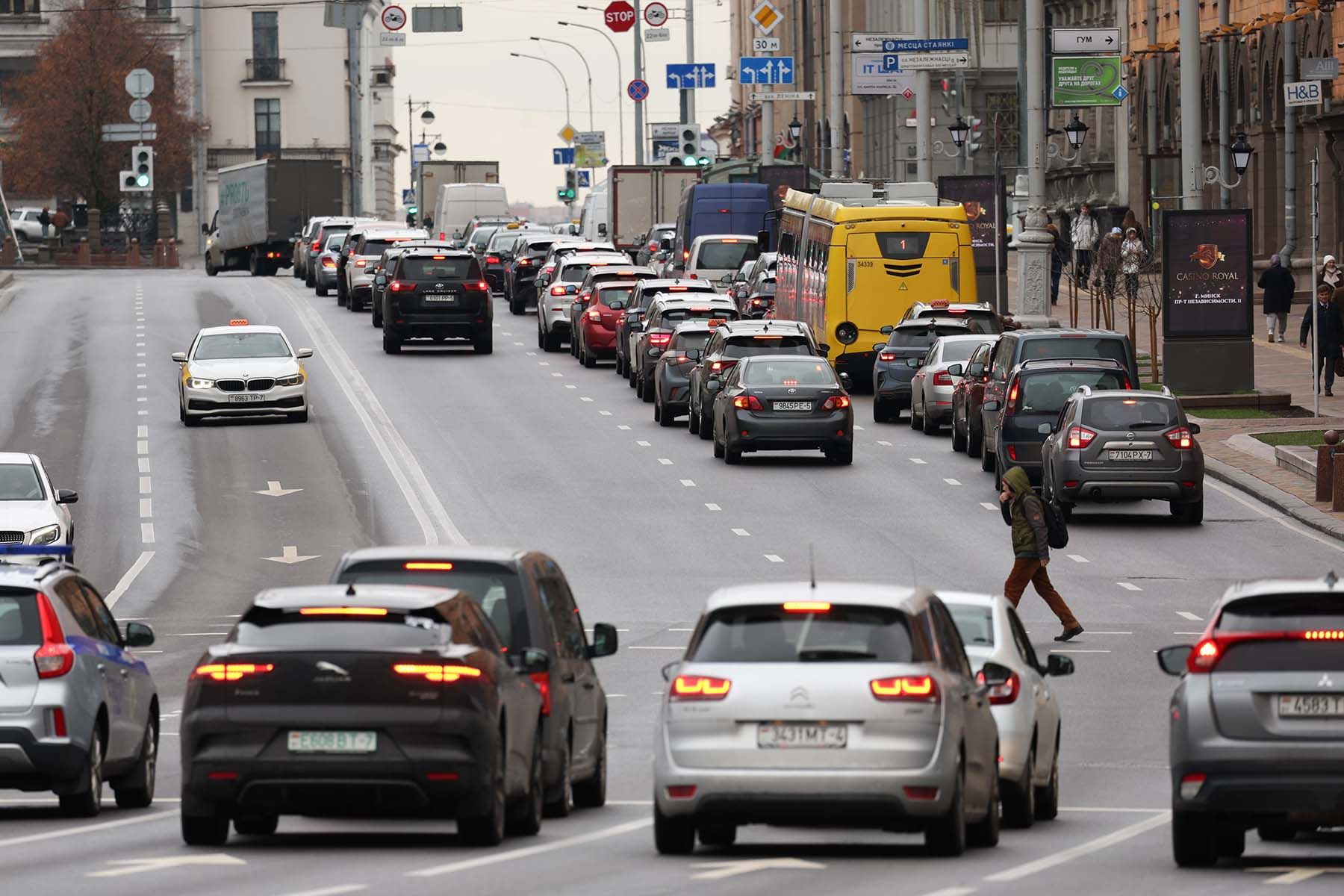 машины в городе