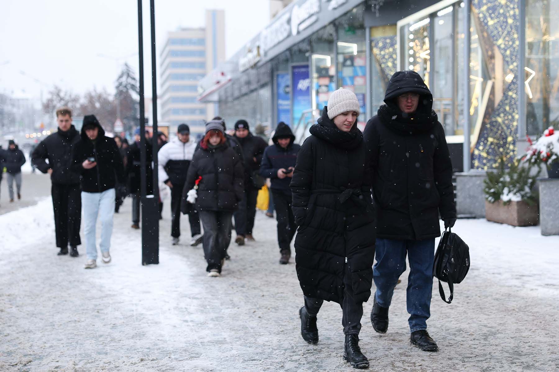 Минчане на улице города. © Павел Орловский, Times.by