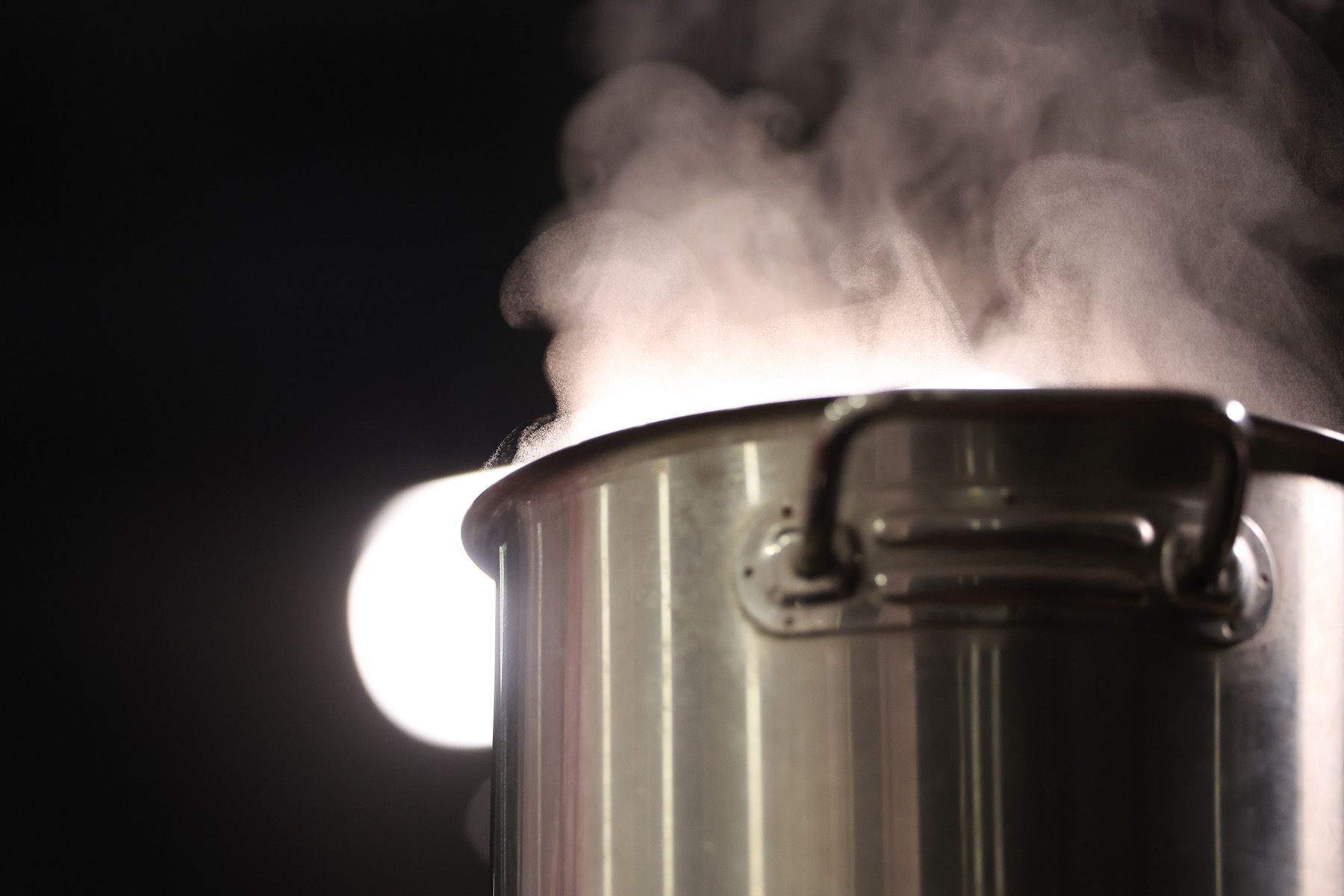 Кастрюля с кипящей водой