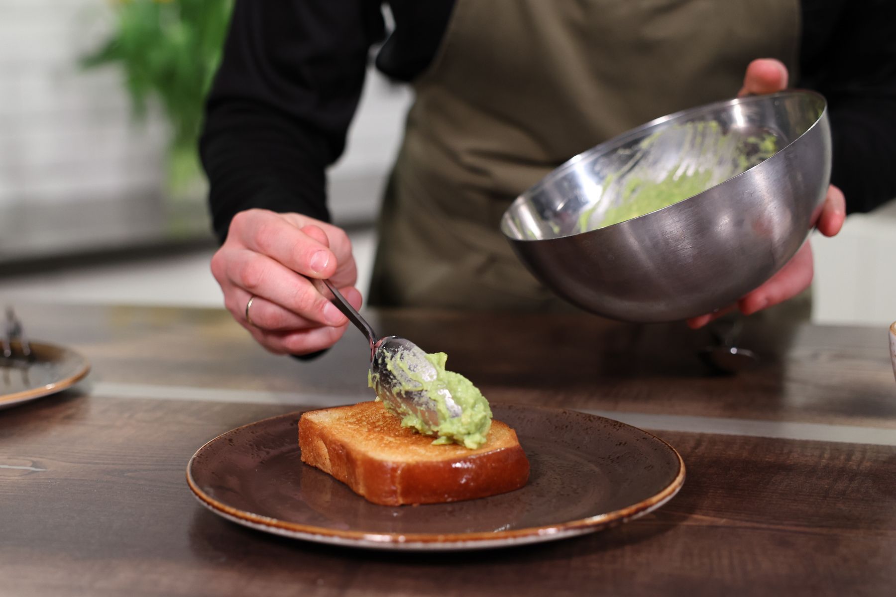 Приготовление тоста с гуакамоле, яйцом пашот и лососем