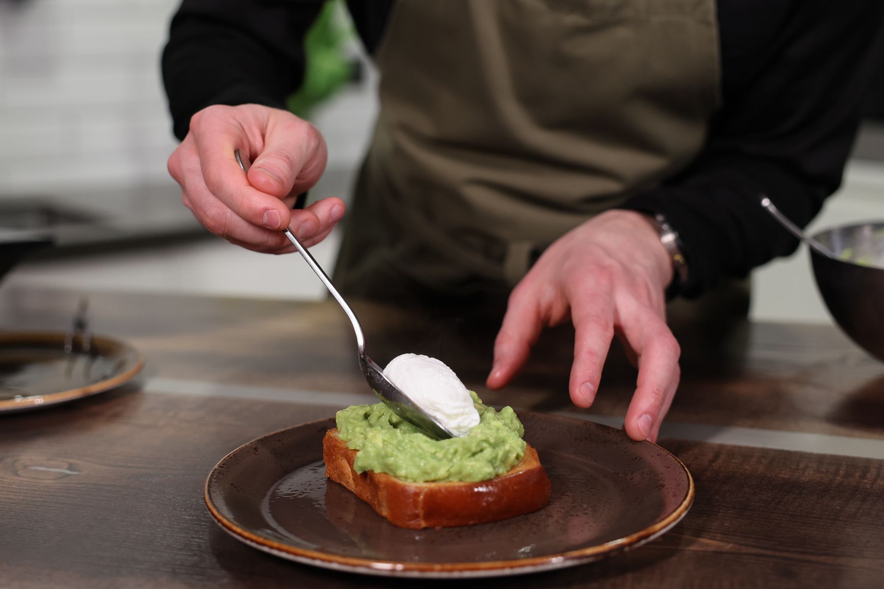 Приготовление тоста с гуакамоле, яйцом пашот и лососем