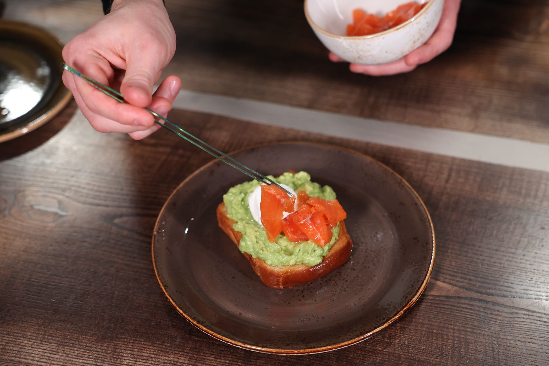 Приготовление тоста с гуакамоле, яйцом пашот и лососем