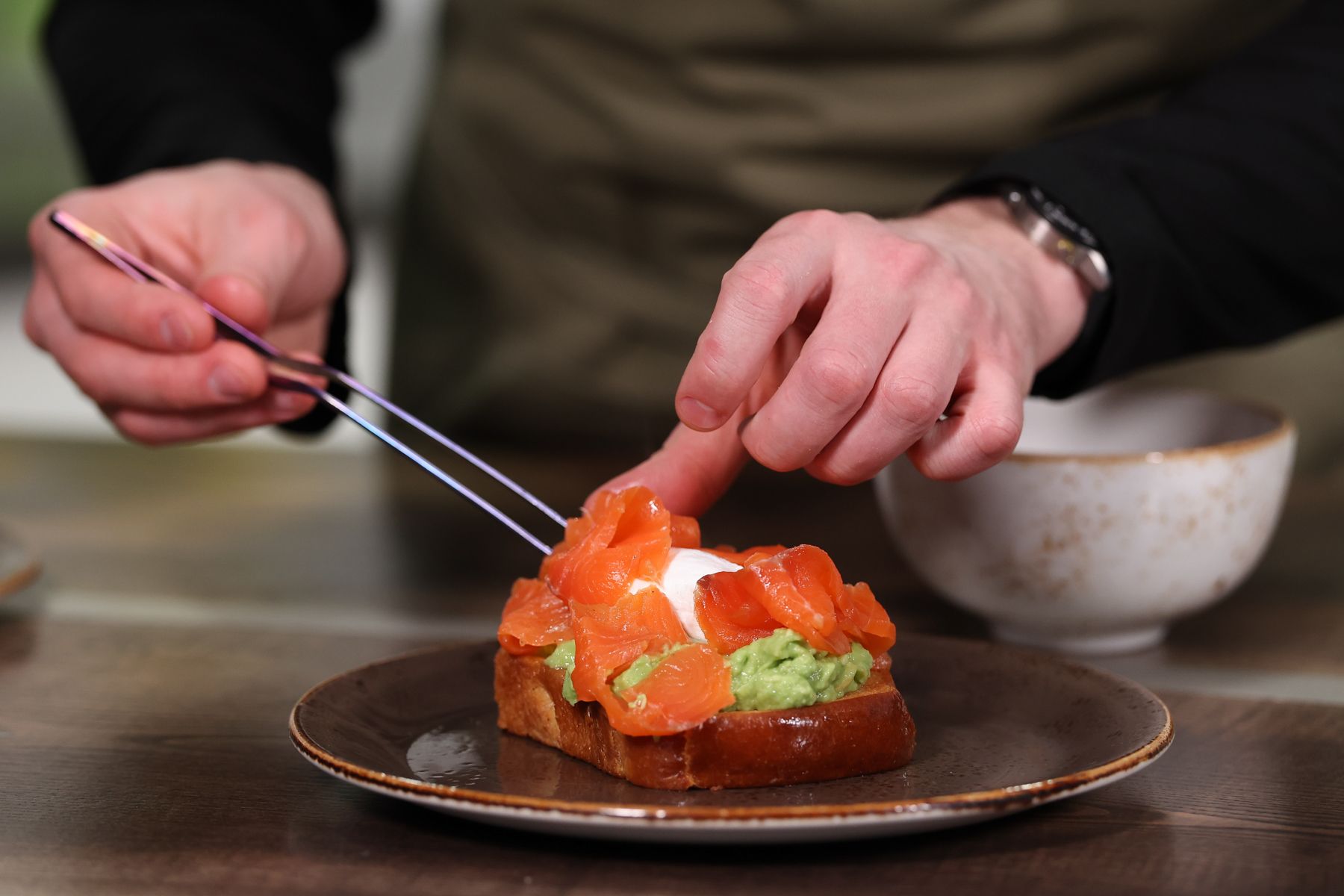 Приготовление тоста с гуакамоле, яйцом пашот и лососем