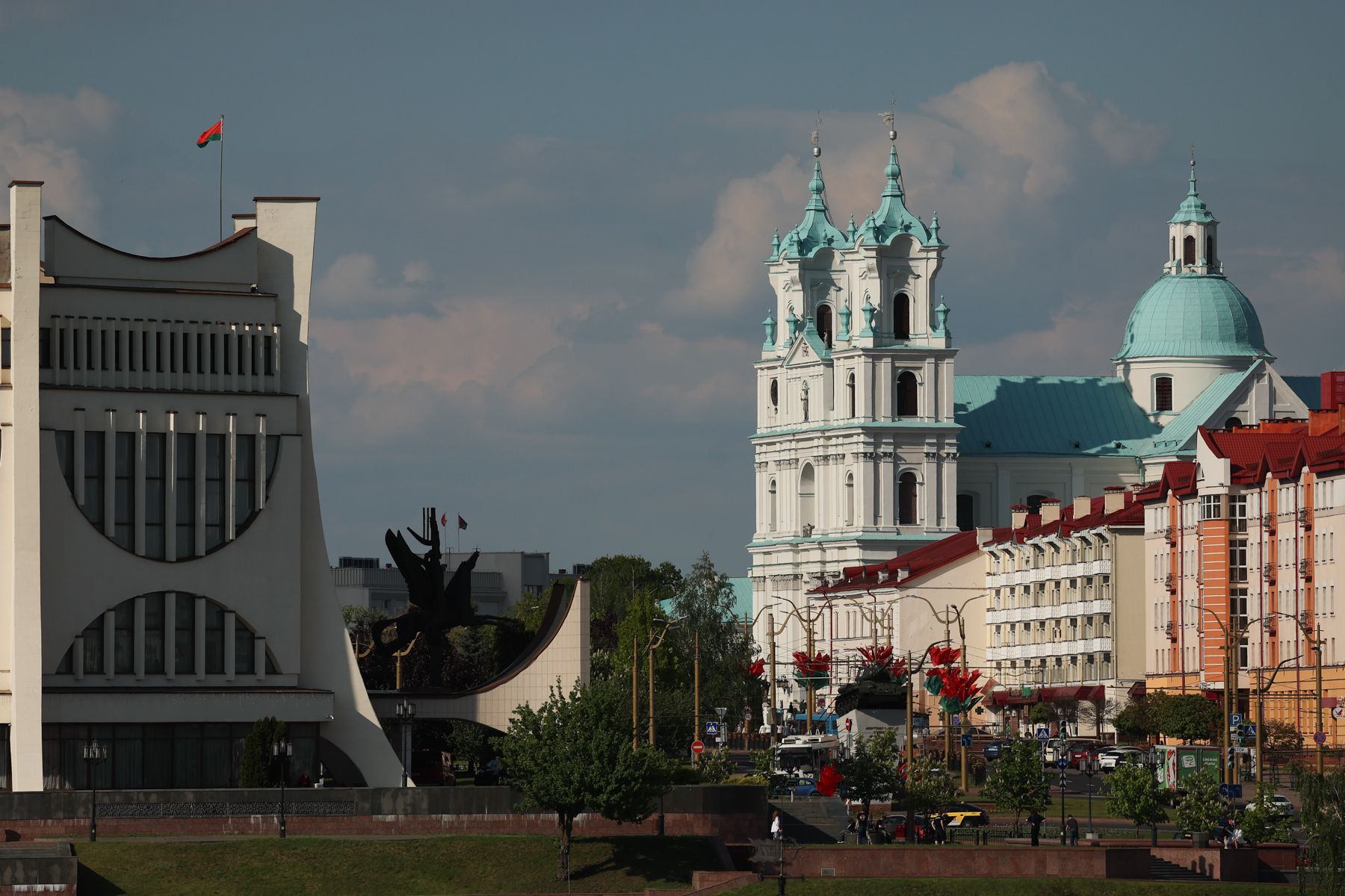 Слева – Гродненский областной драмтеатр, справа – собор святого Франциска Ксаверия