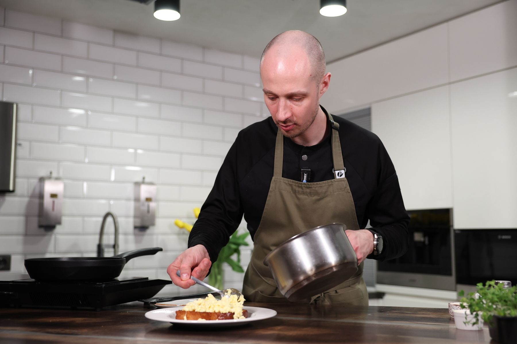 Приготовление тоста с яйцом скрэмбл и беконом