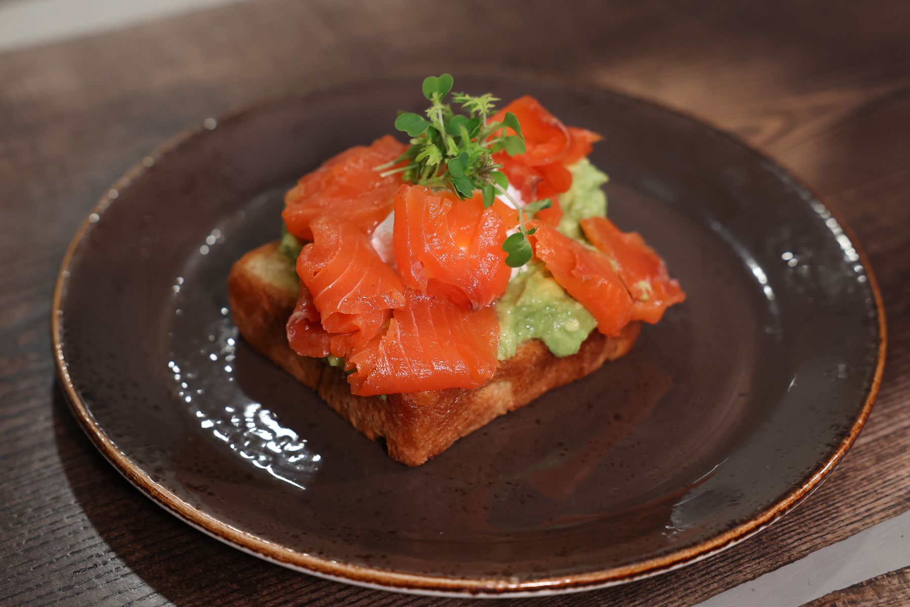 Тост с гуакамоле, яйцом пашот и лососем