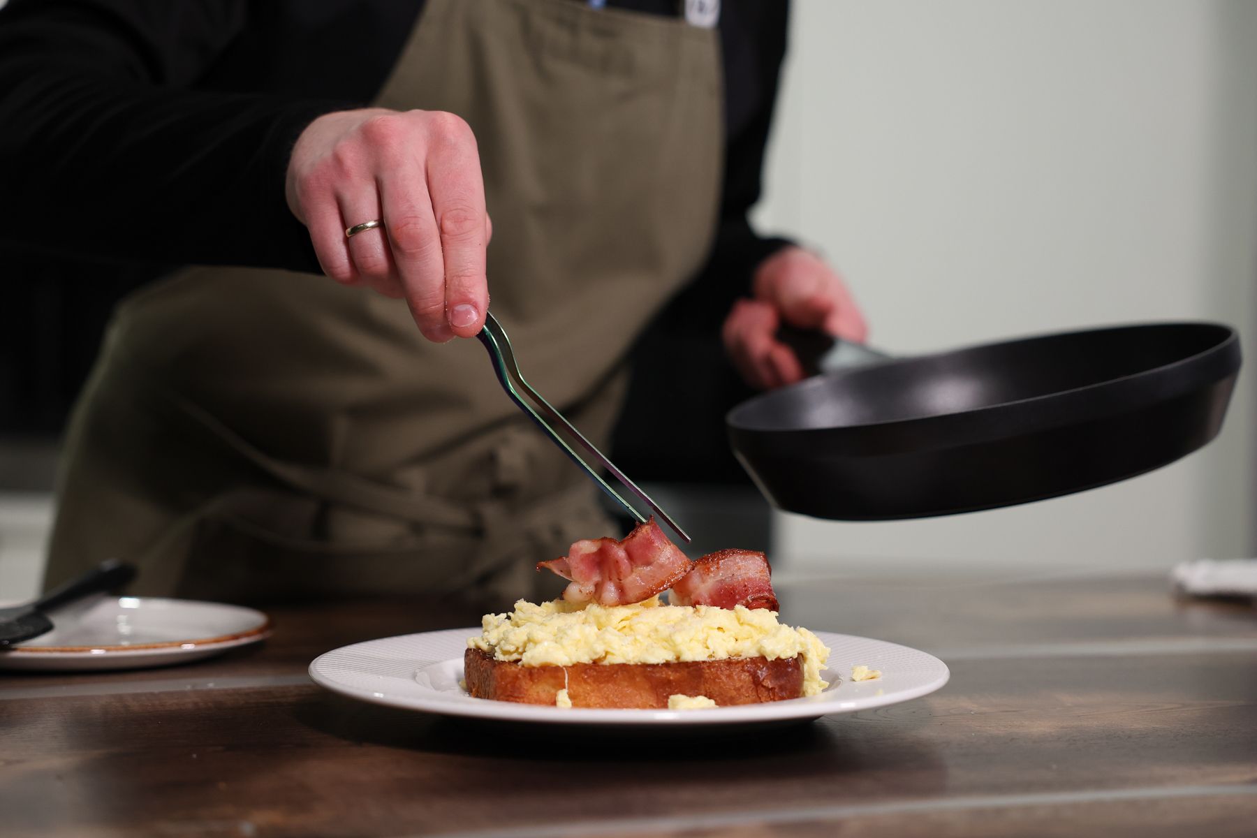 Приготовление тоста с яйцом скрэмбл и беконом