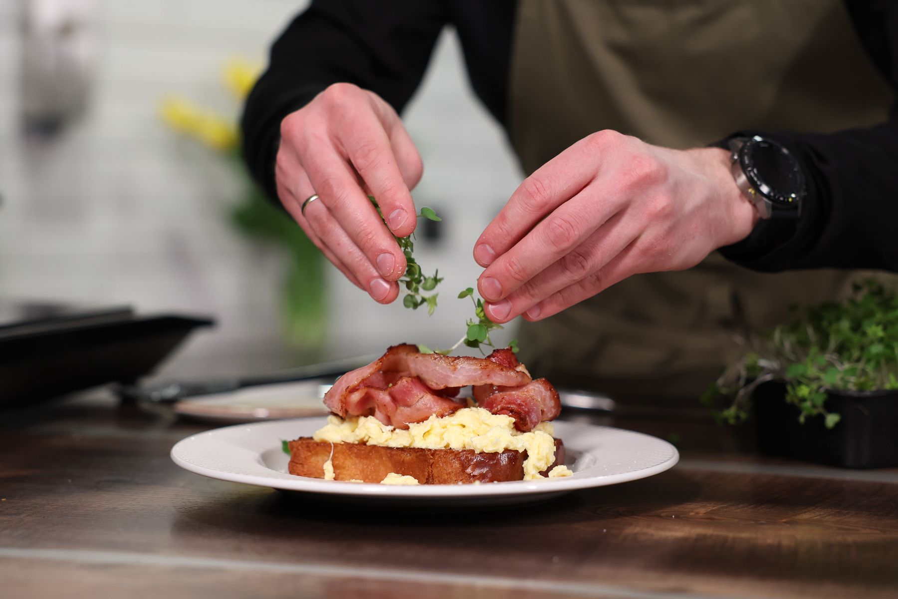 Приготовление тоста с яйцом скрэмбл и беконом