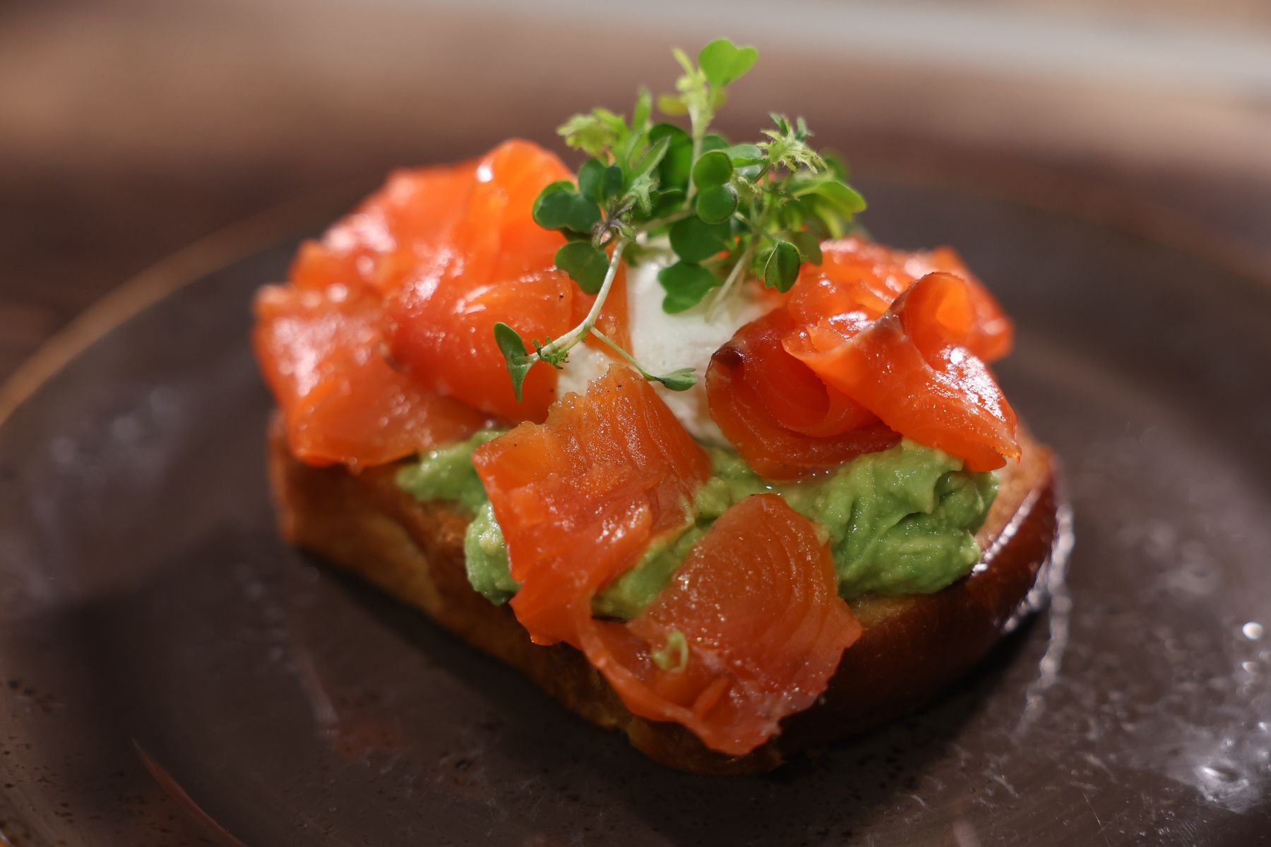 Тост с гуакамоле, яйцом пашот и лососем