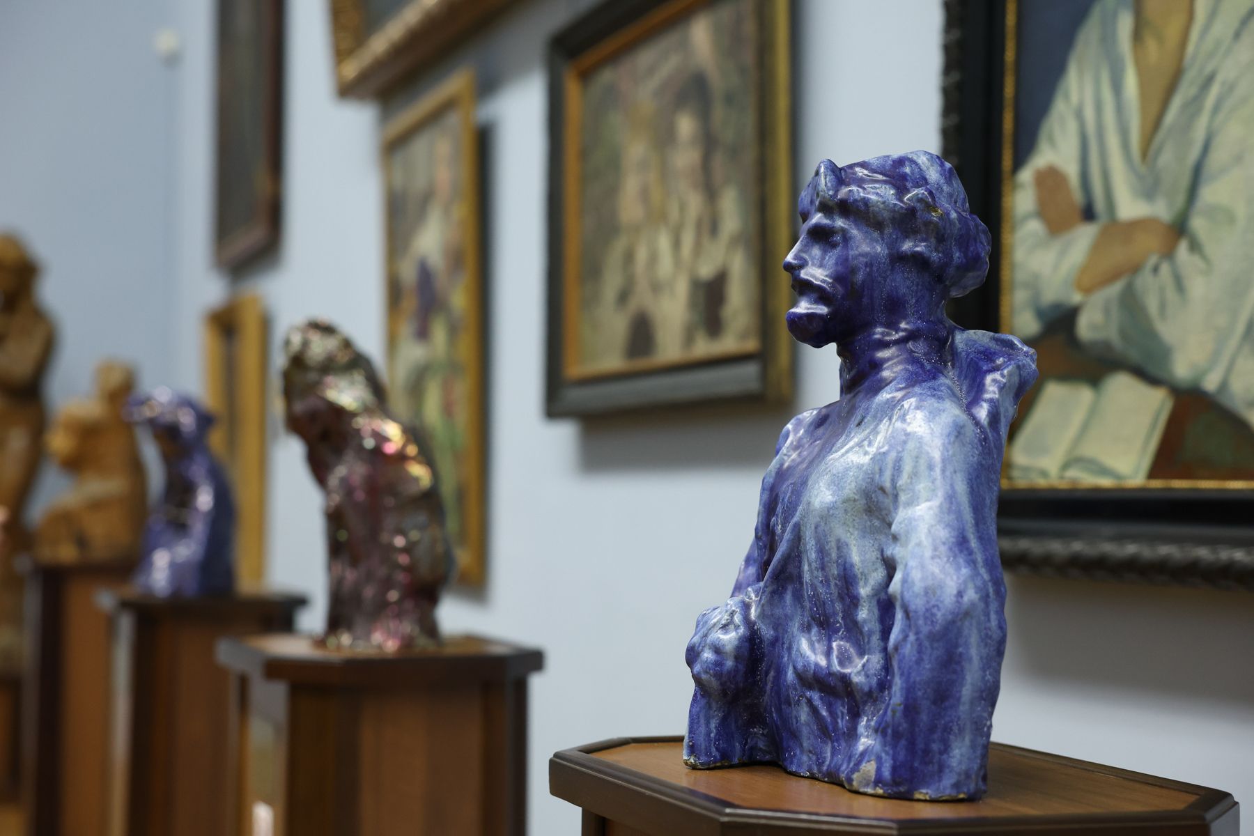 Перед живописными работами в музее на специальных постаментах выставлены три майолики – «Морской царь», «Купава» и «Садко».