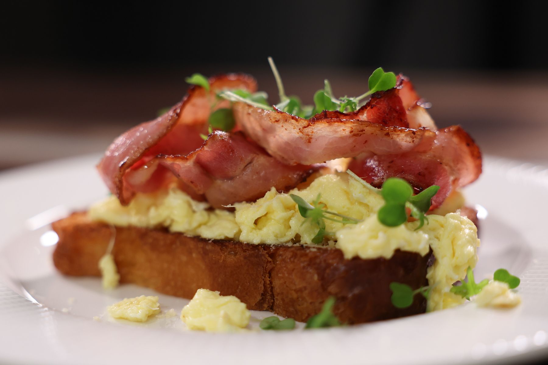 Тост с яйцом скрэмбл и беконом