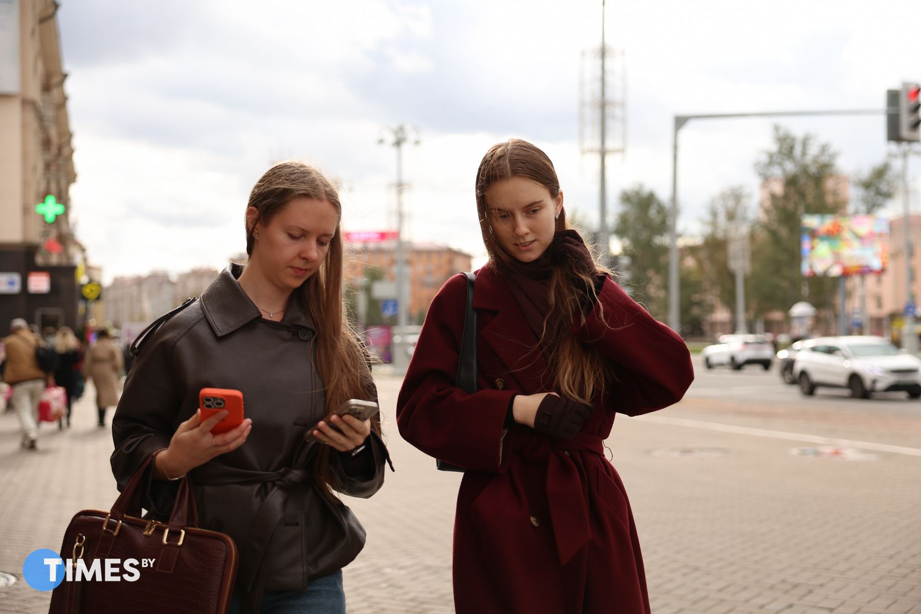 Девушка с телефонами