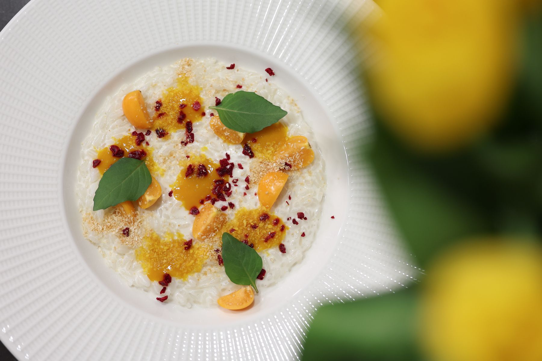 Рисовая каша на кокосовом молоке с манго-пюре и физалисом