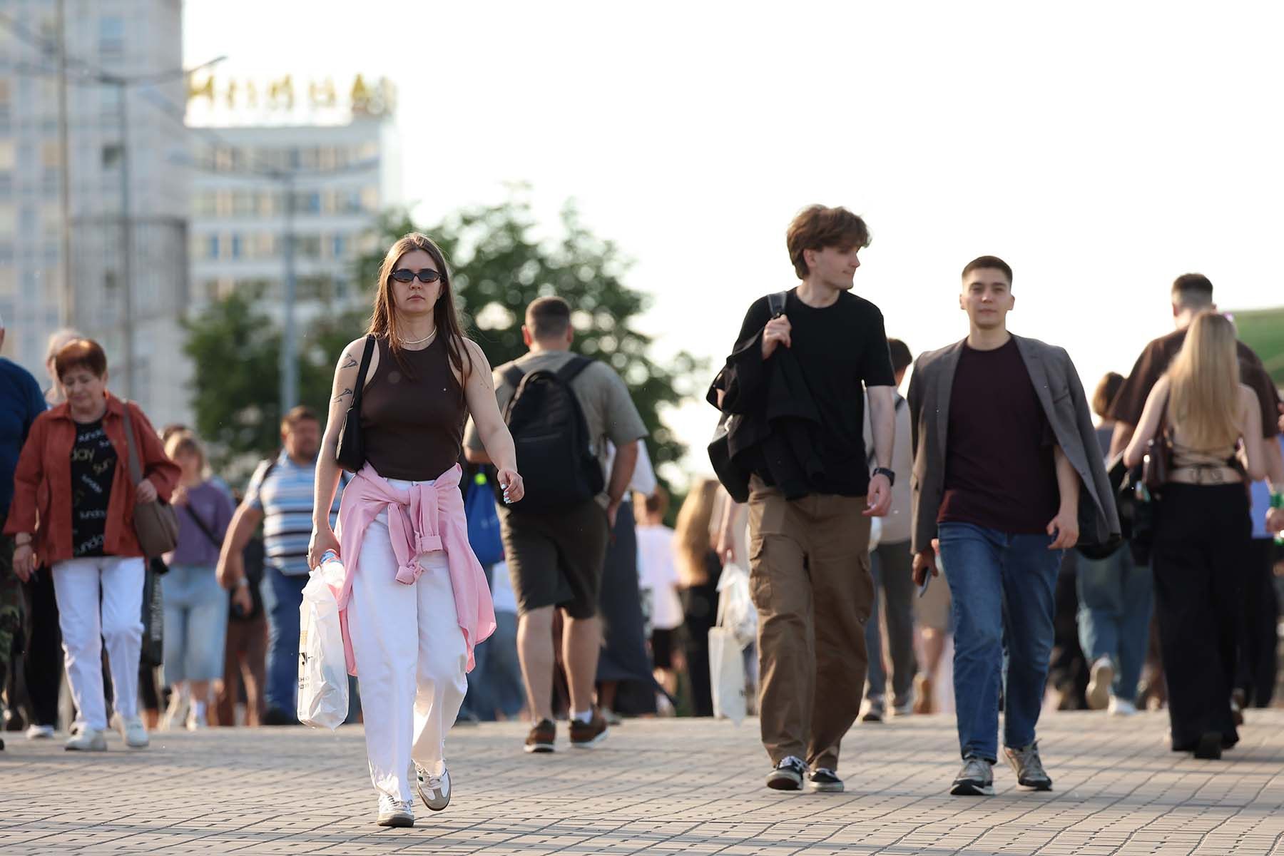 минск люди прохожие минчане лето тепло