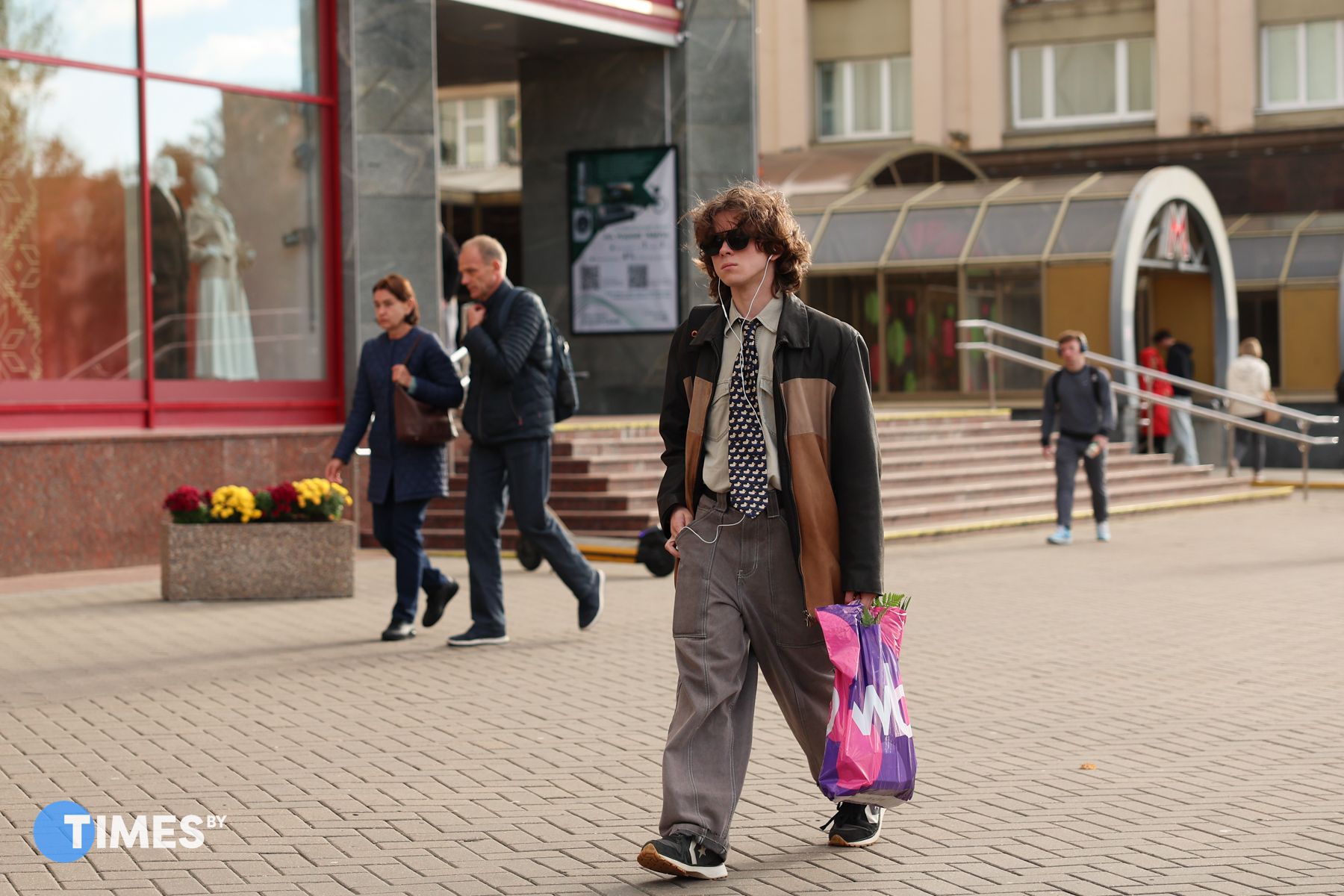 Парень с пакетом