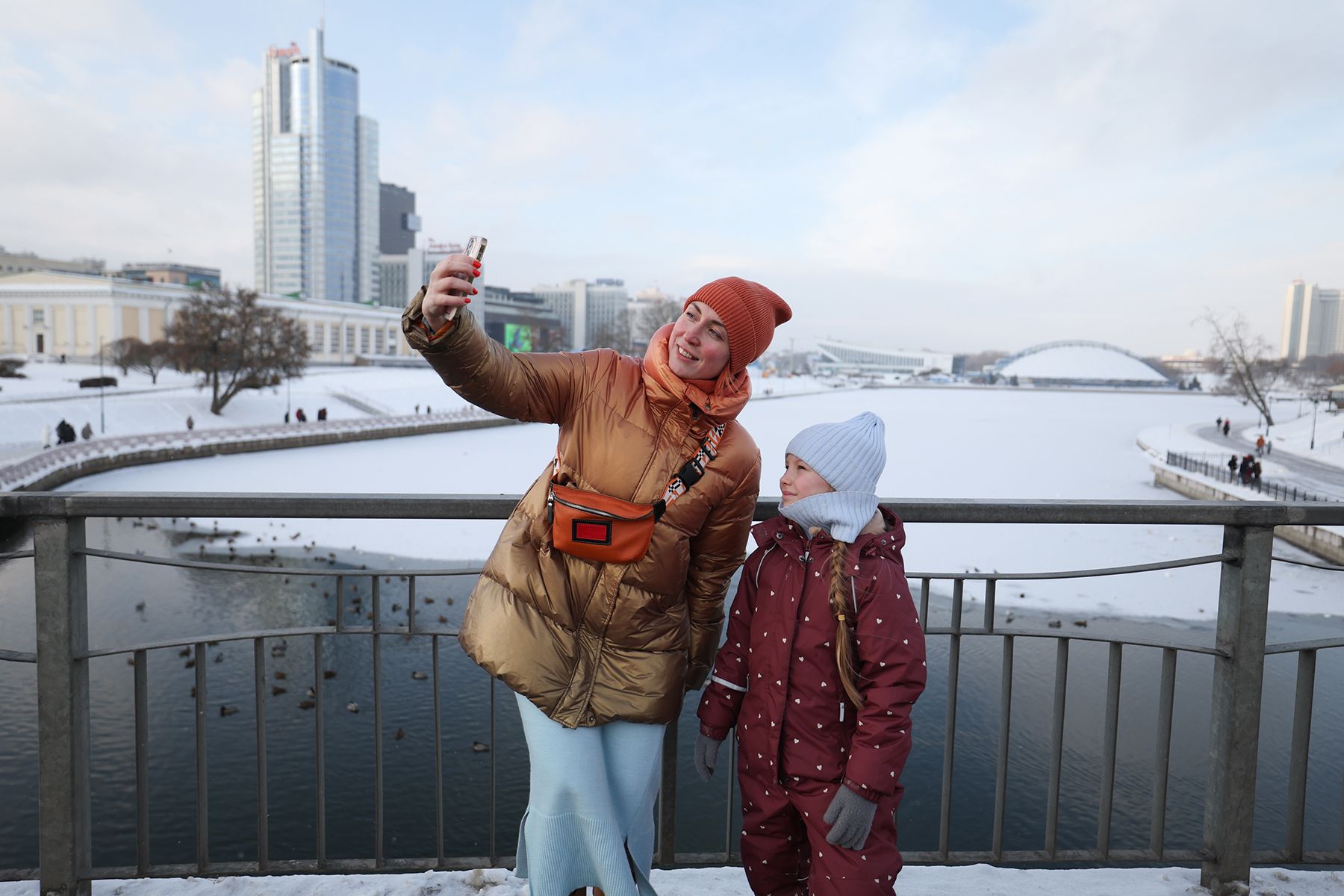 Мама с дочкой фотографируются