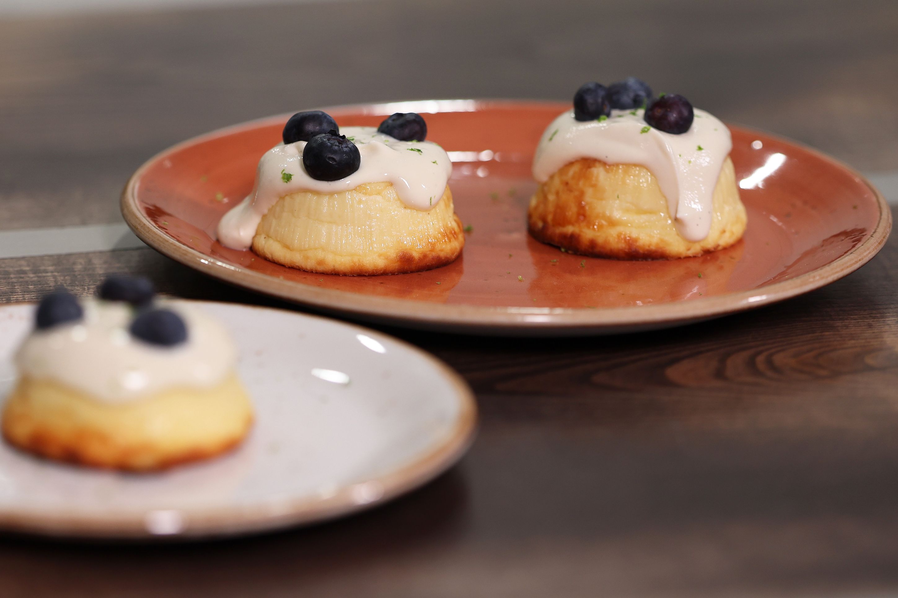 Творожная запеканка с ягодами и кремом из йогурта