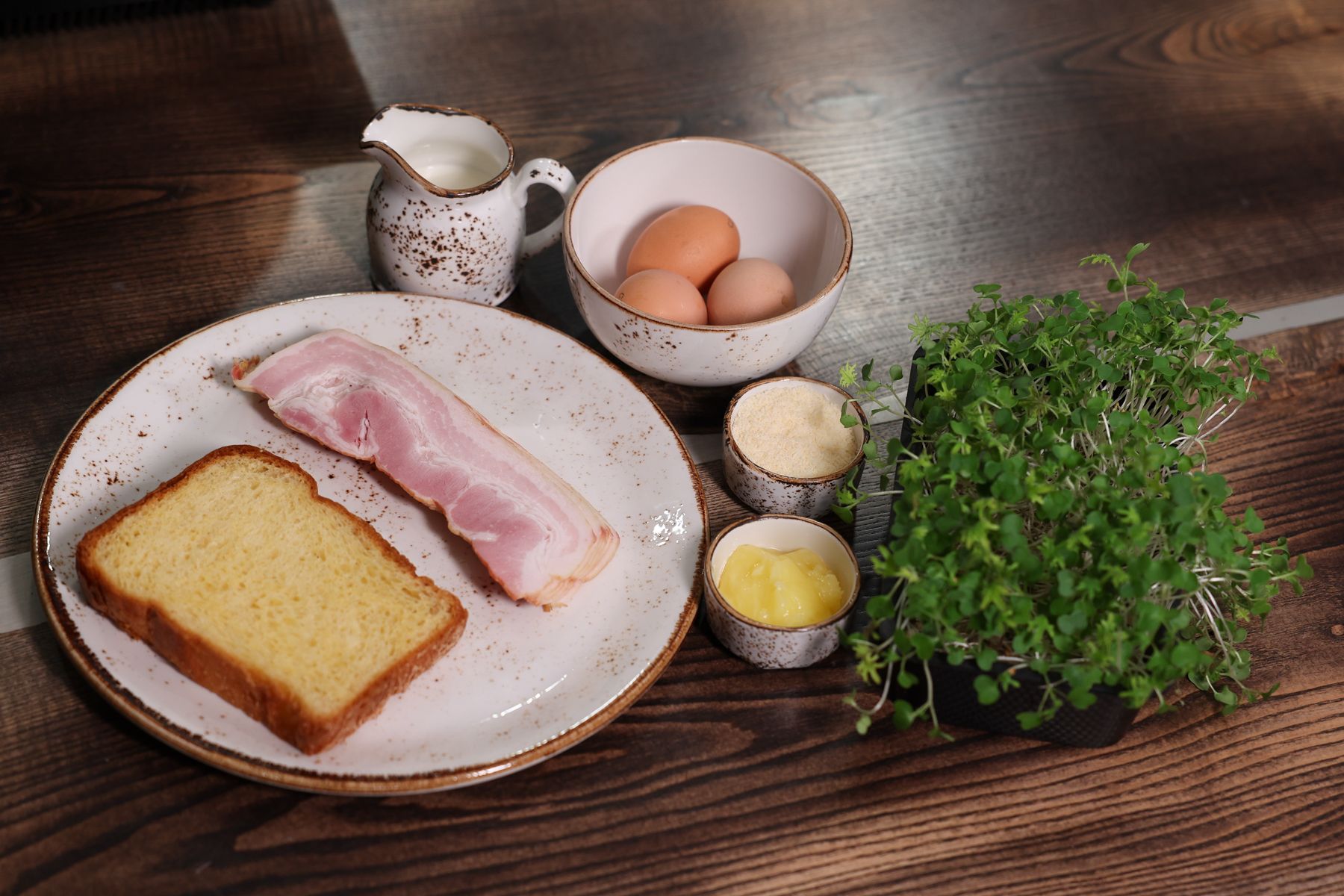 Ингредиенты для тоста с яйцом скрембл и беконом