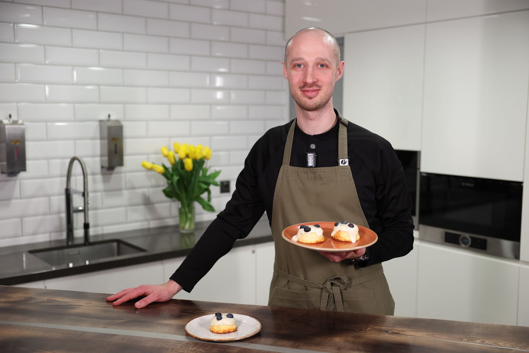 Николай Герасимов демонстрирует творожную запеканку