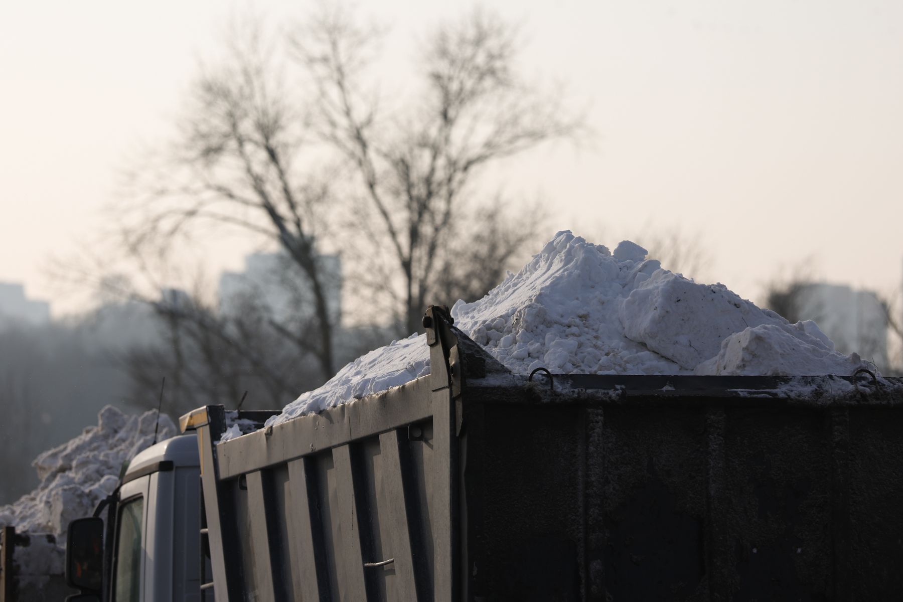 Машина вывозит снег