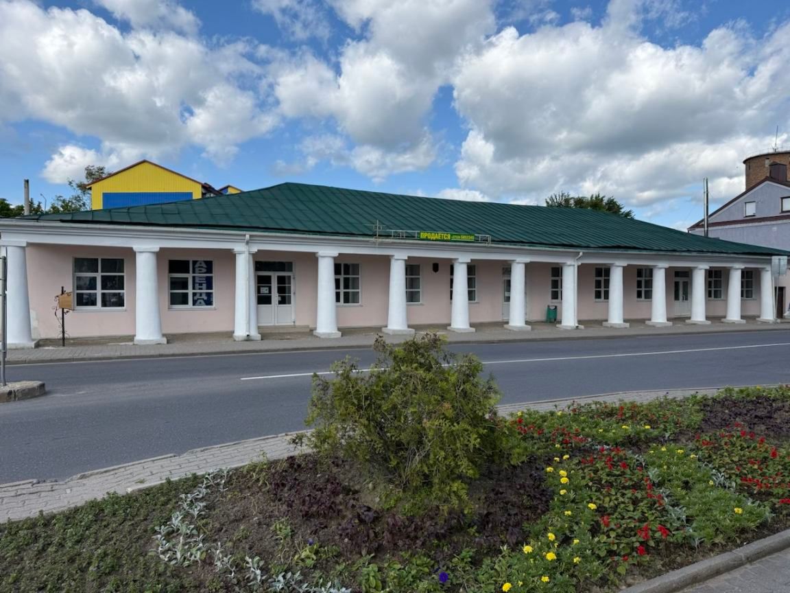 Вставленное на торги здание магазина