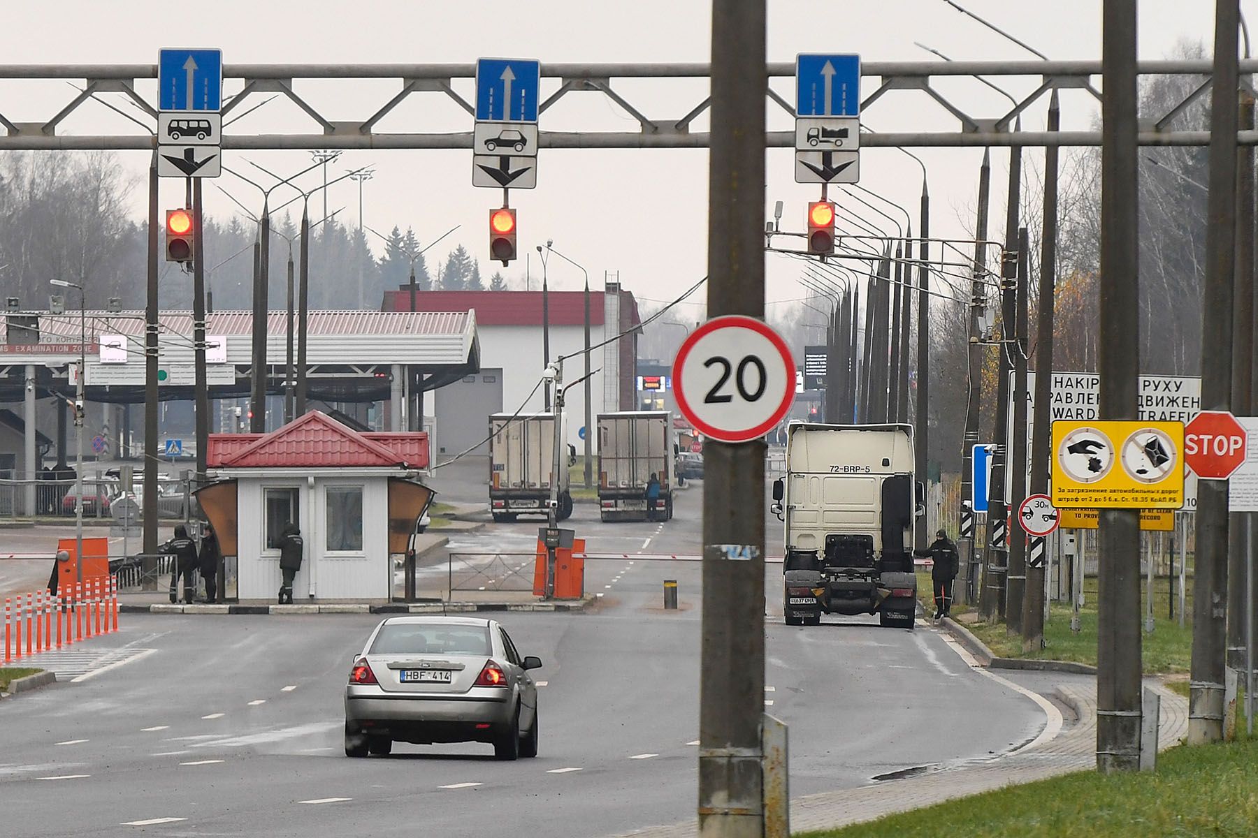 Автомобили у международного автомобильного пункта пропуска «Каменный Лог». © Денис Викторов, ТАСС