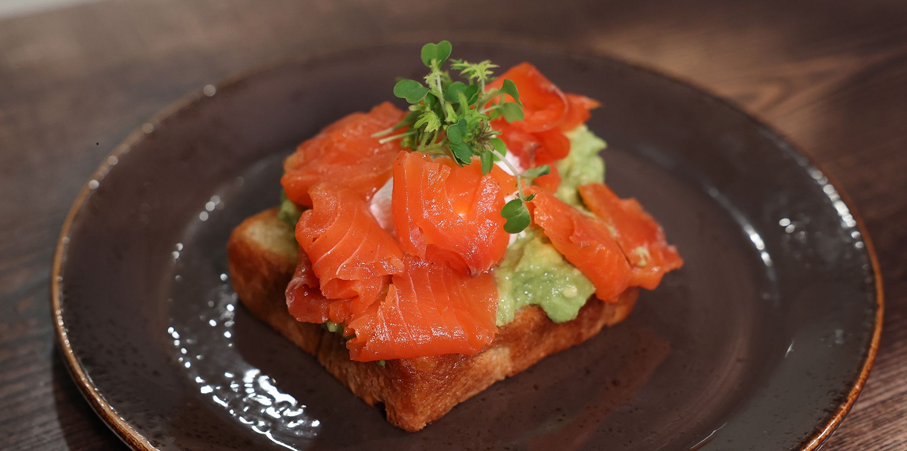 Тост с гуакамоле, яйцом пашот и лососем