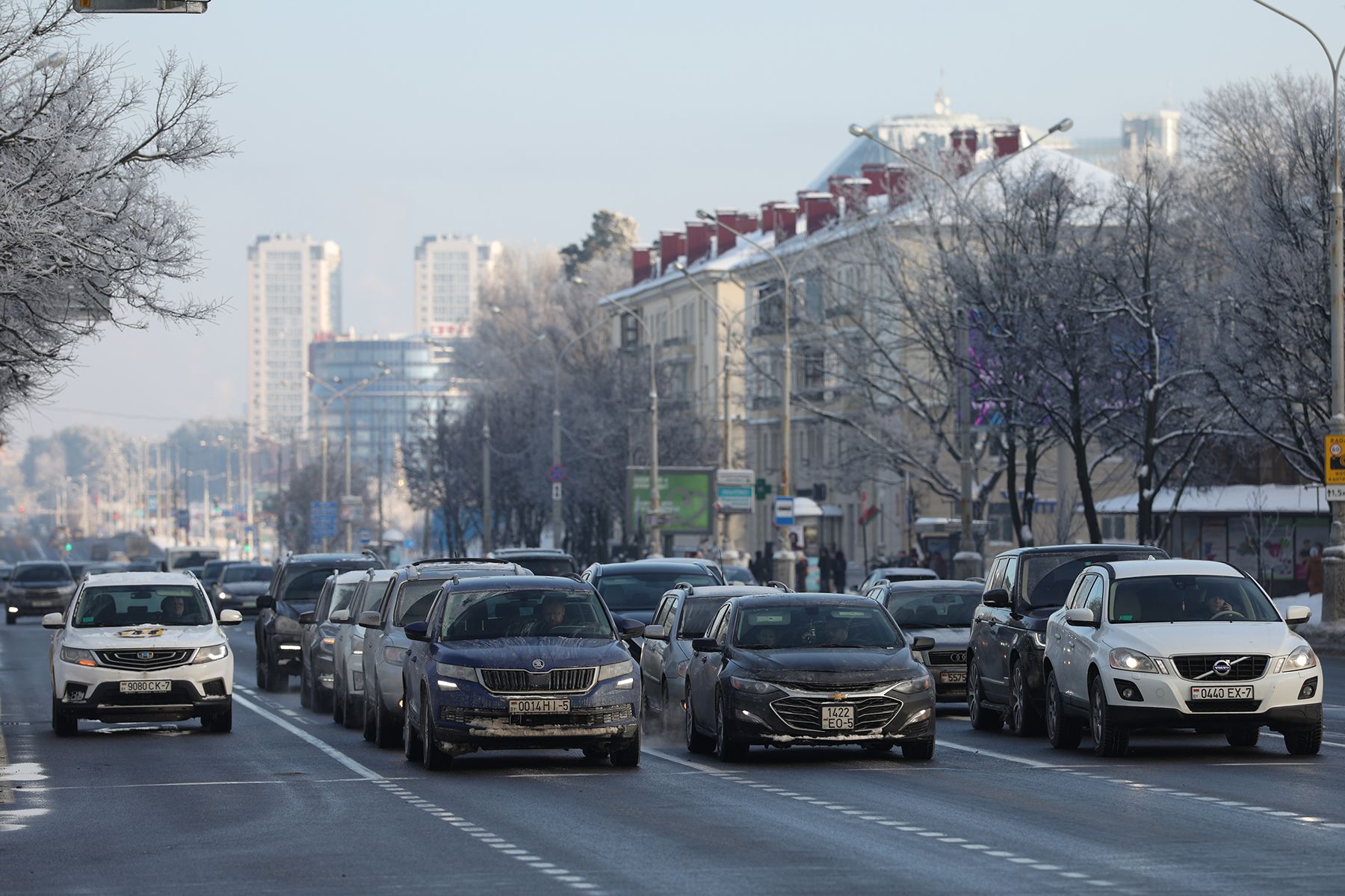 машины в городе