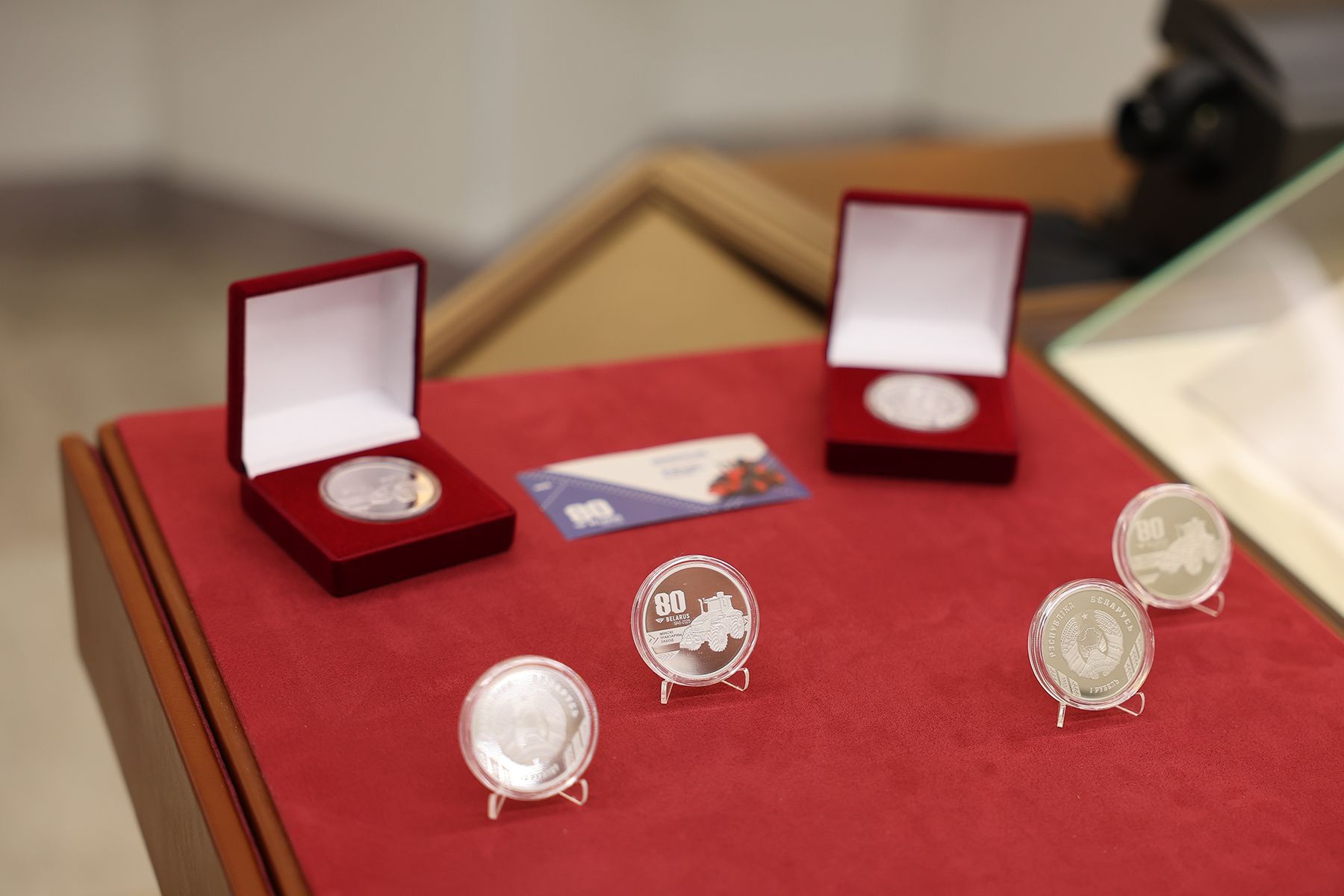 Памятные монеты, посвященные 80-летию МТЗ. Фото: Павел Орловский, Times.by