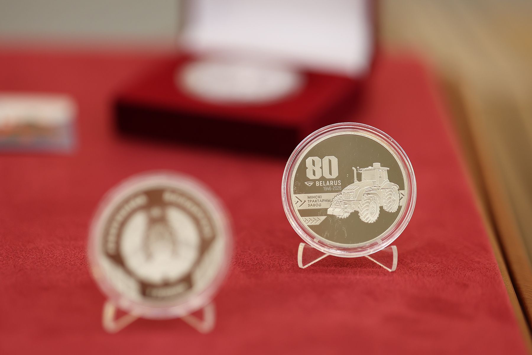 Памятные монеты, посвященные 80-летию МТЗ. Фото: Павел Орловский, Times.by