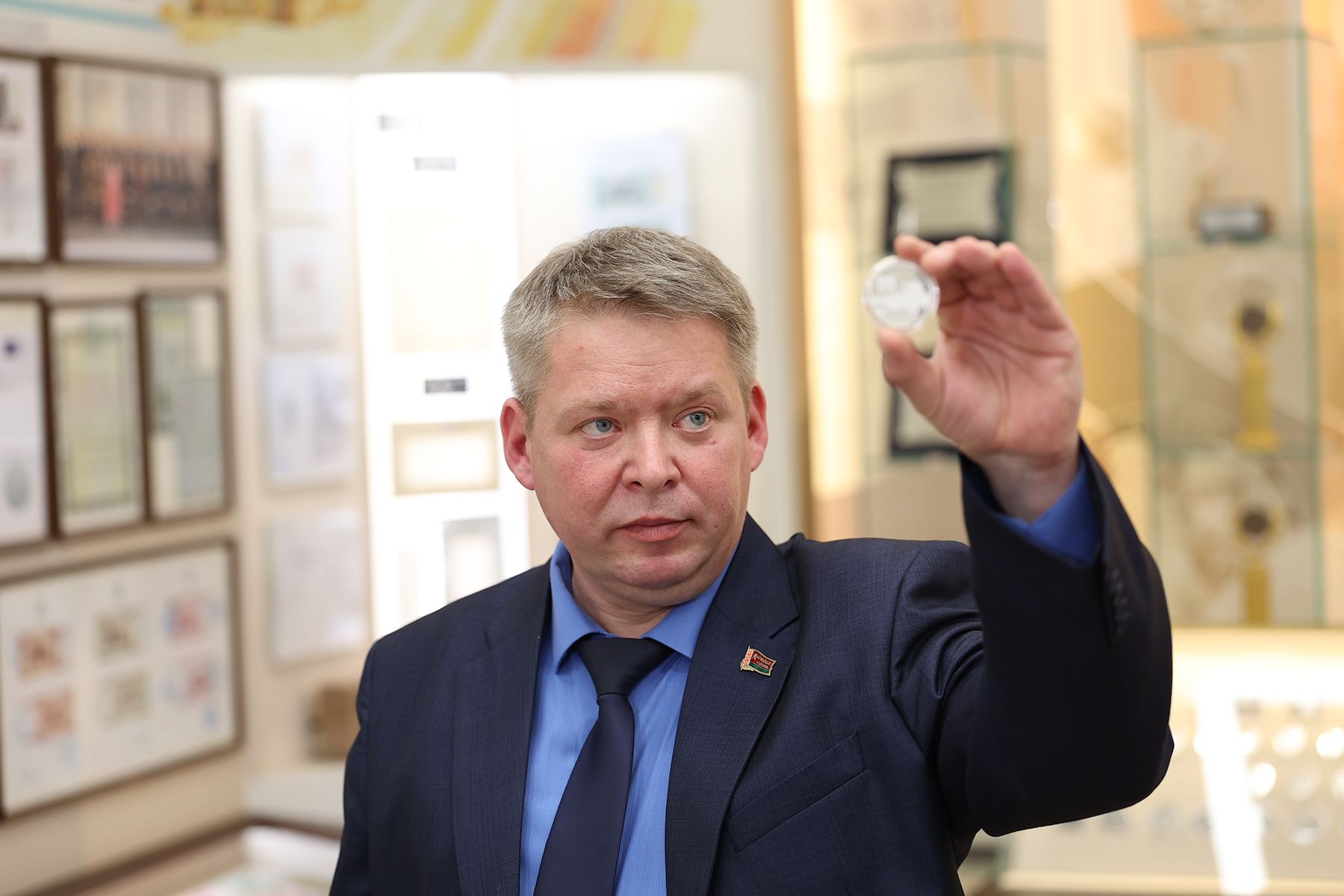 Памятные монеты, посвященные 80-летию МТЗ. Фото: Павел Орловский, Times.by