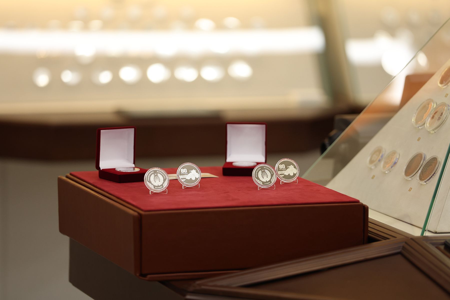 Памятные монеты, посвященные 80-летию МТЗ. Фото: Павел Орловский, Times.by