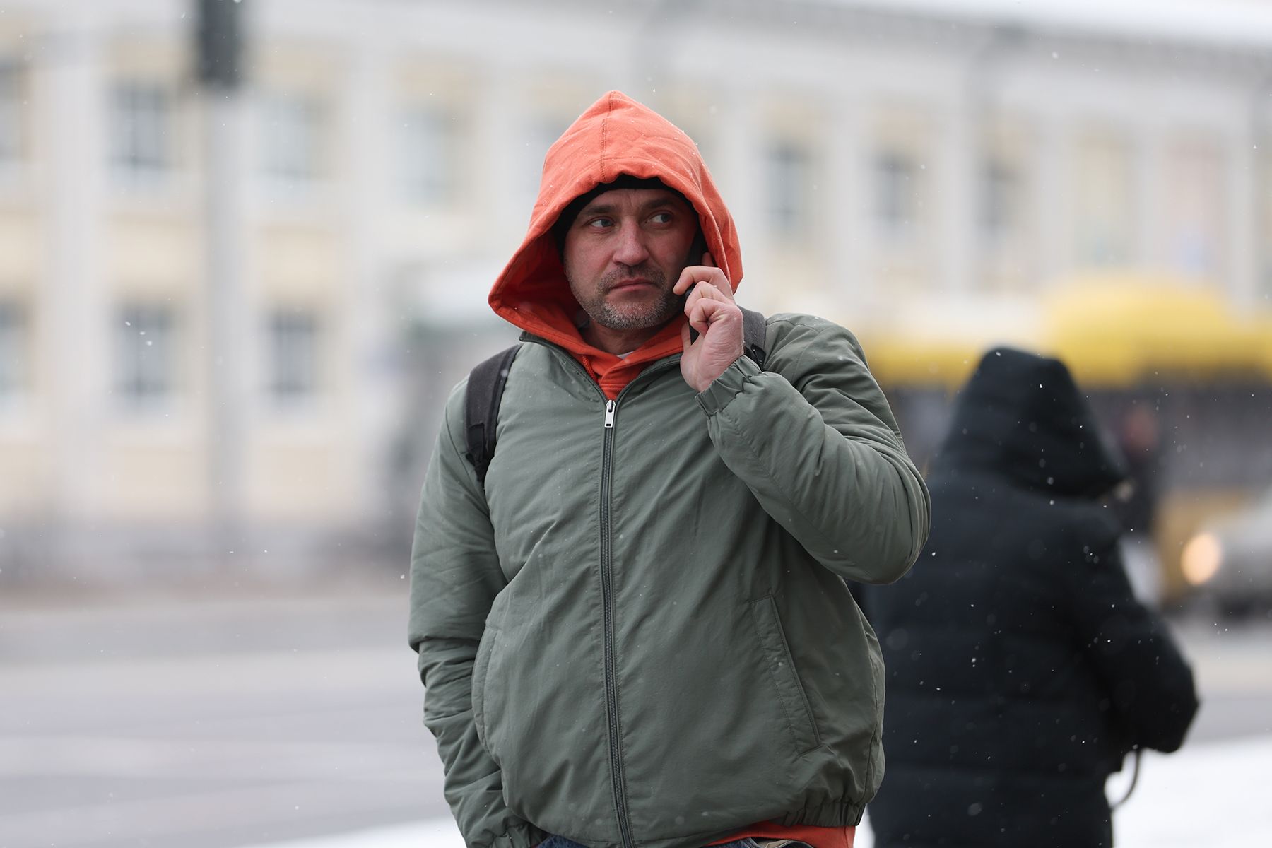 мужчина с телефоном