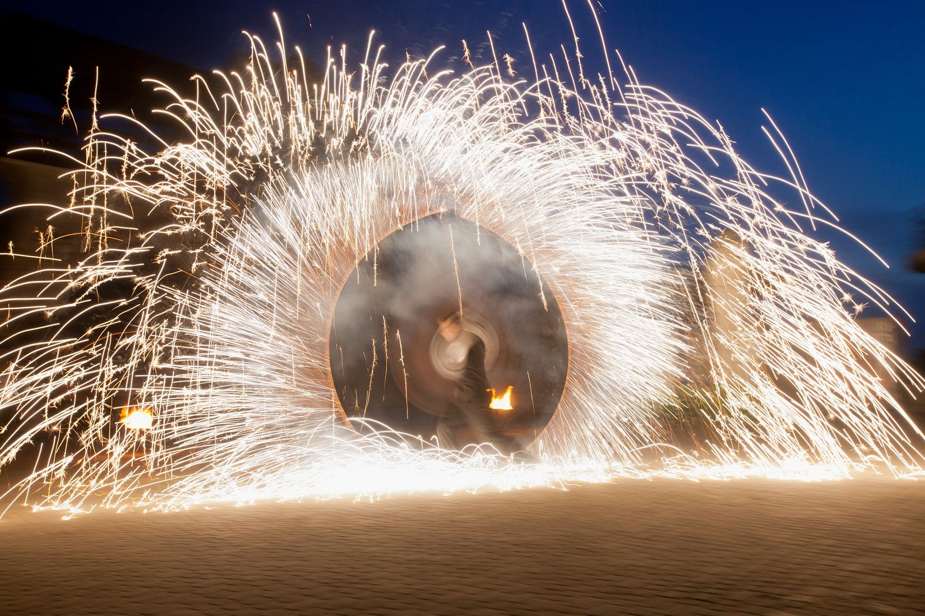 Огненное шоу. Иллюстративный снимок. Фото: freepic.diller, magnific.com