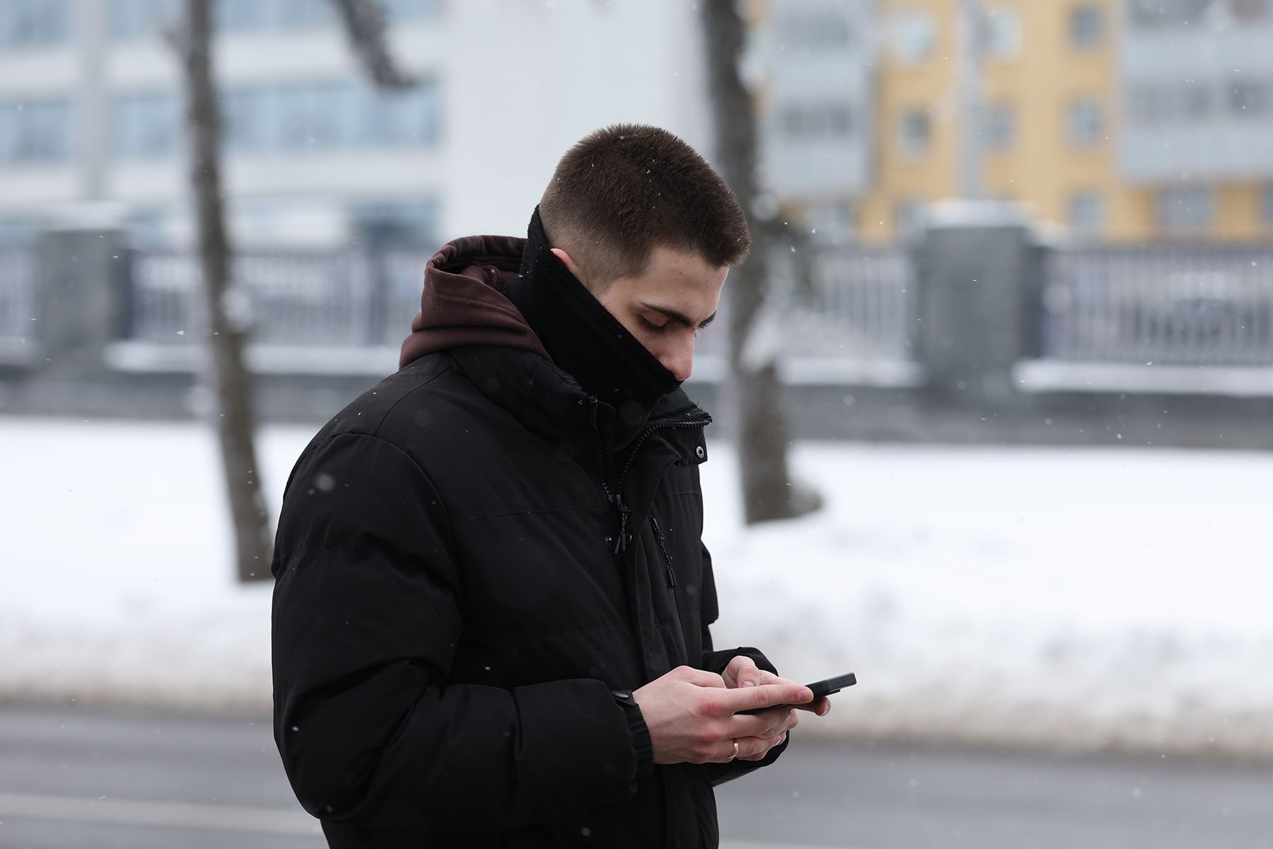 парень с телефоном