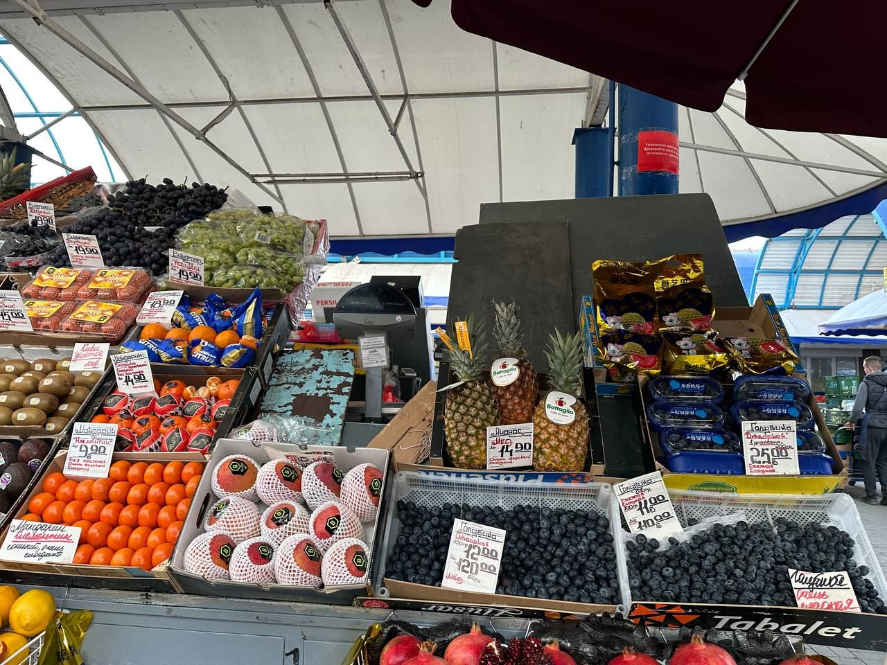 Ягоды и фрукты на Комаровке