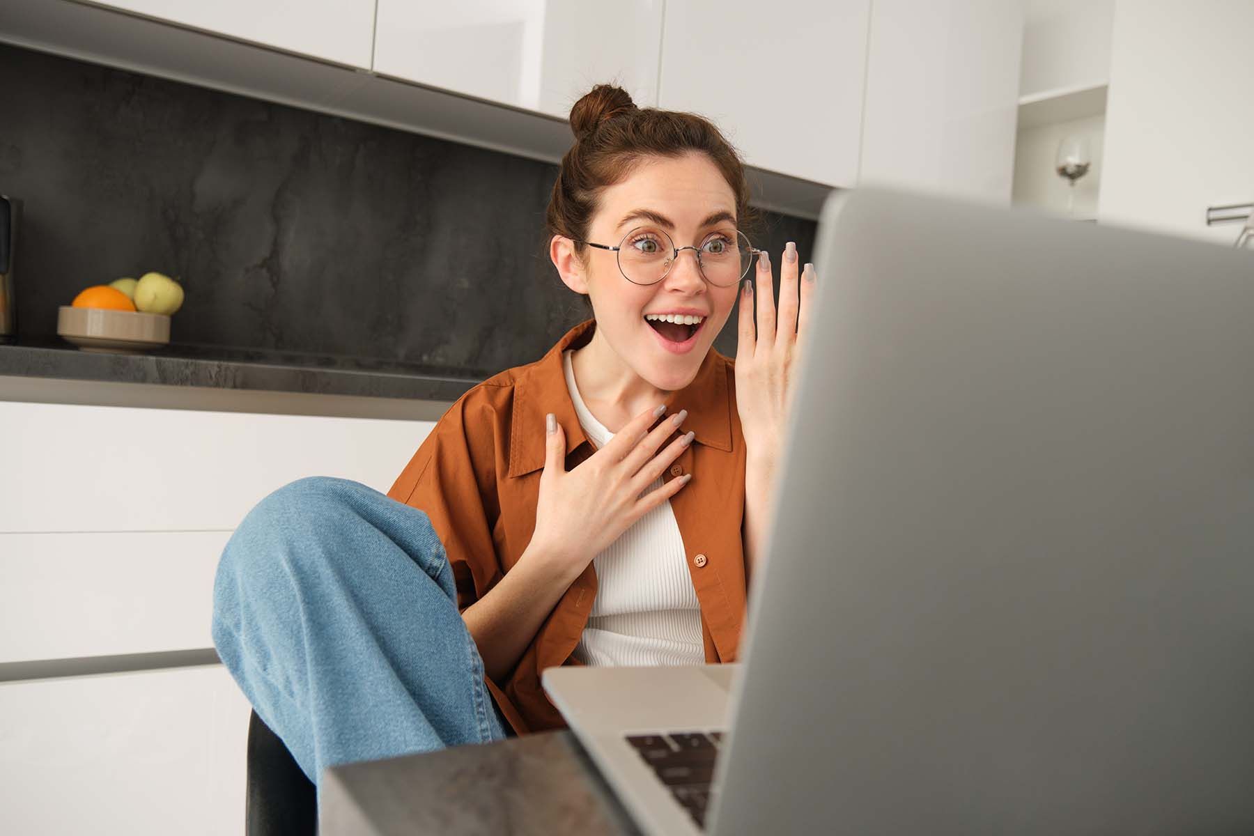 девушка перед компьютером