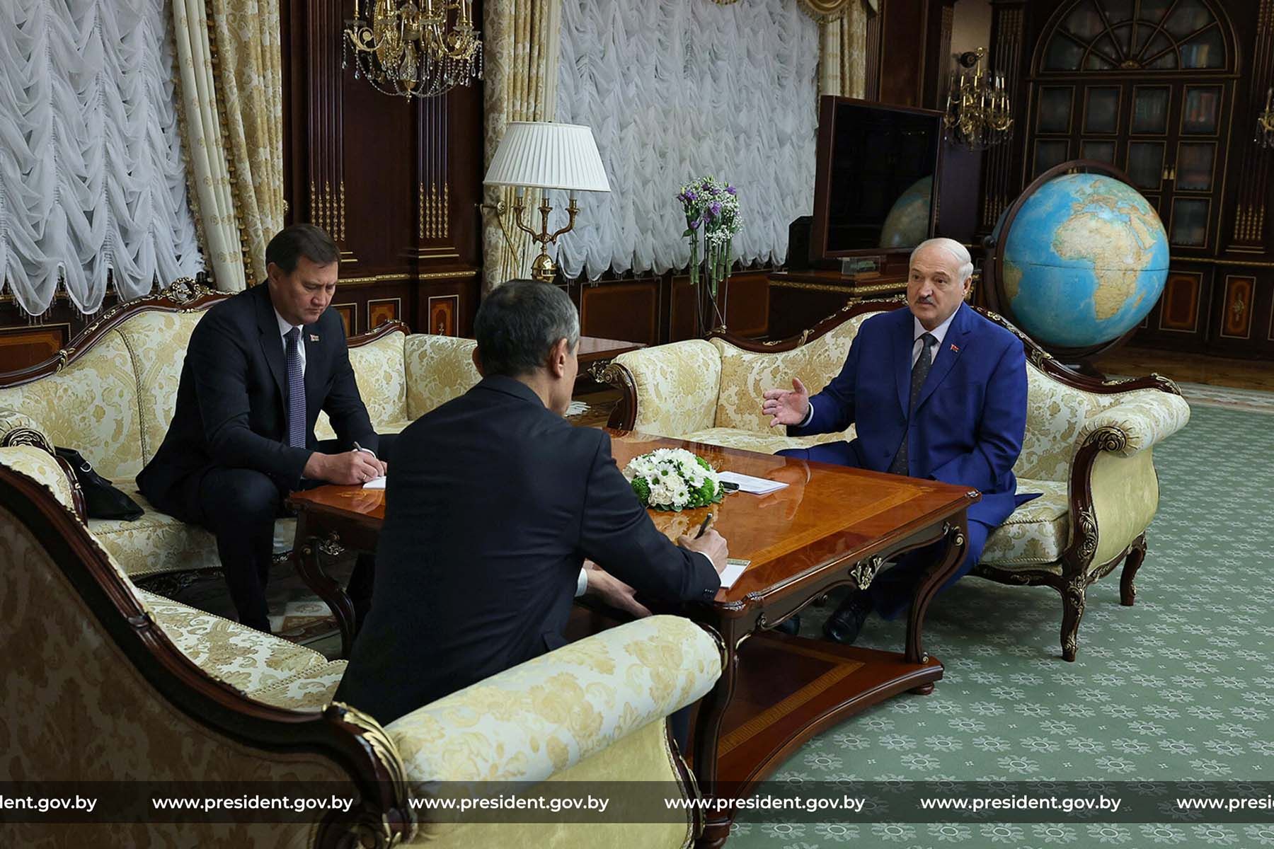 Александр Лукашенко встретился с послом Узбекистана в Беларуси Рахматуллой Назаровым. © Пресс-служба Президента Республики Беларусь