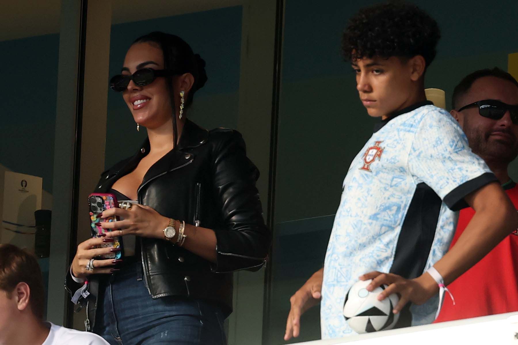 Криштиану Роналду-младший с матерью. © RIEDEMANN VOGEL, EPA / ТАСС